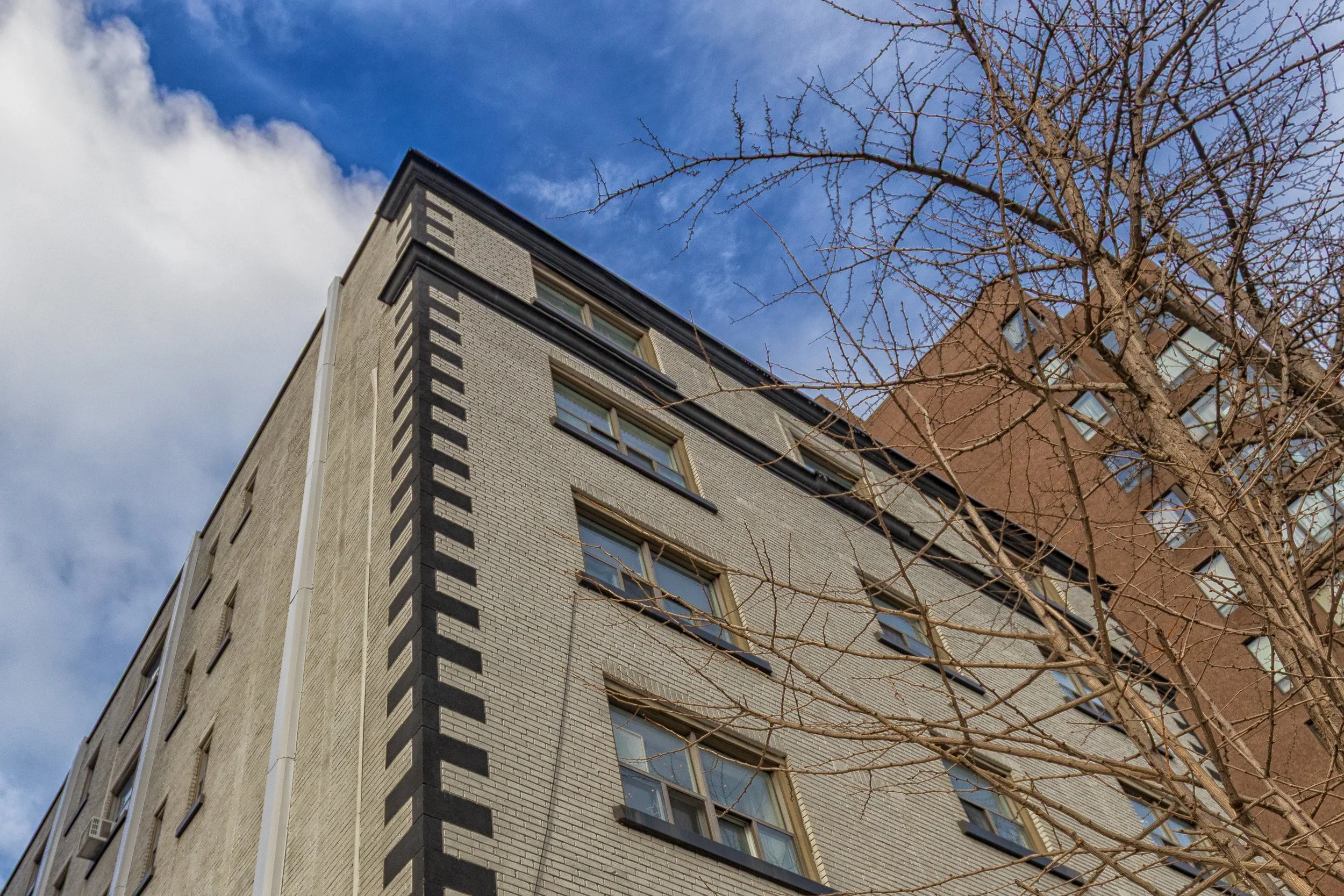  Masonry quoin pattern defining the corner 