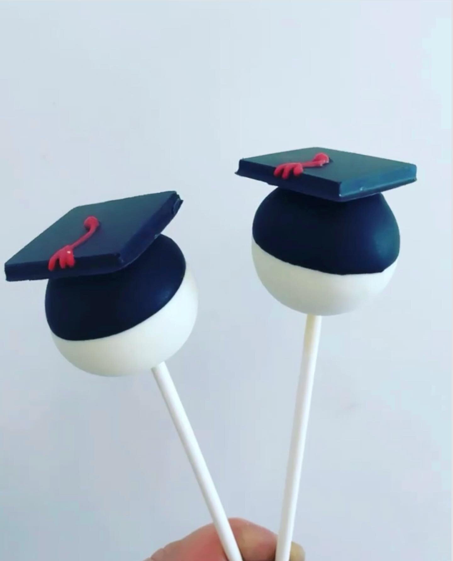 It&rsquo;s almost grad season&ndash;reminder to order your custom desserts in advance!🎓 

#sweetandflour #secaucus #nj #njbakery #jersey #customcakes #cakelife #cupcakes #smallbusiness

#bakery #cake #baking #dessert #pastry #foodporn #instafood #ch