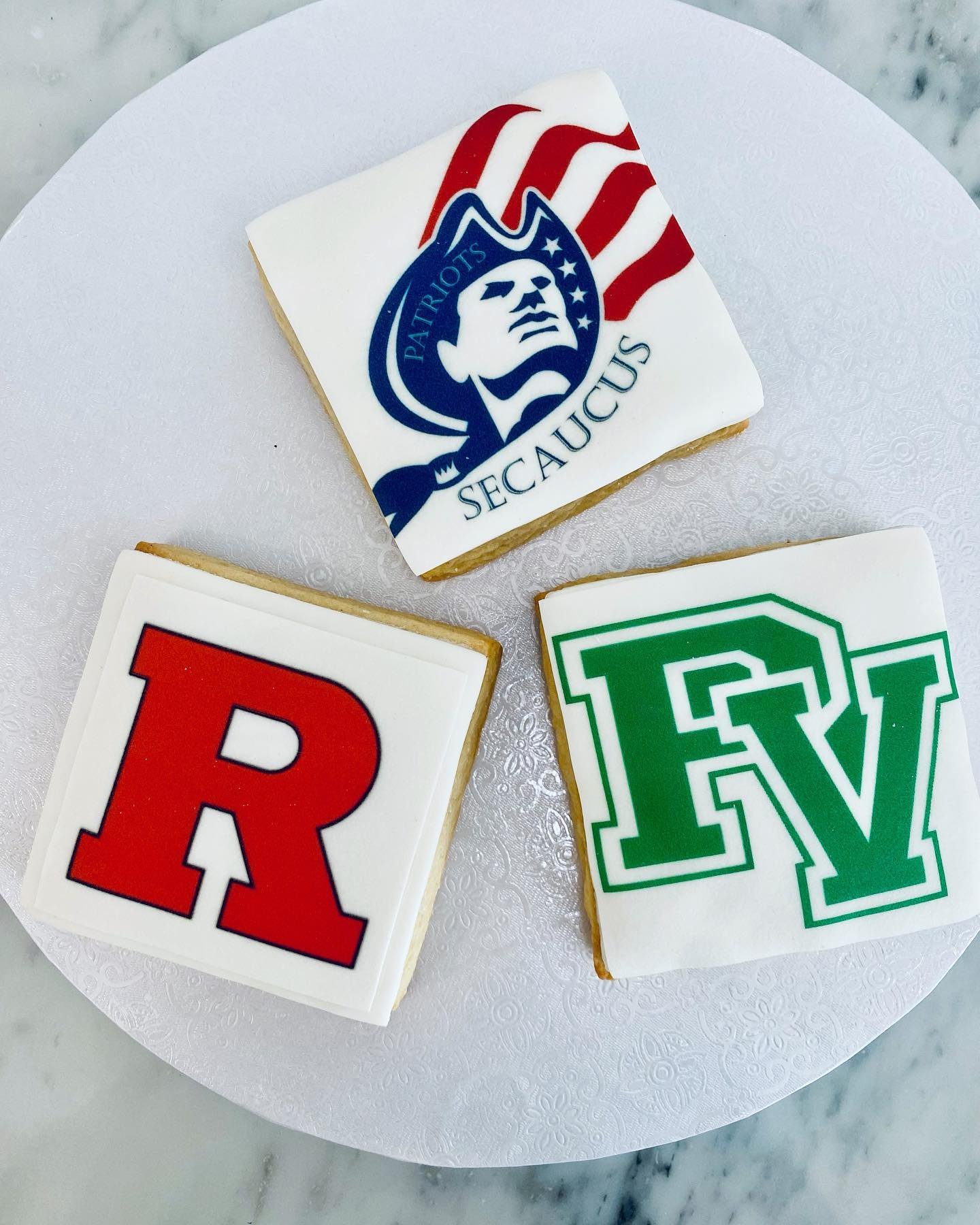 Preorder your school logo treats!🎓 Edible images available for cookies, cakes, cupcakes &amp; more🎨

#sweetandflour #secaucus #nj #njbakery #jersey #customcakes #cakelife #cupcakes #smallbusiness

#bakery #cake #baking #dessert #pastry #foodporn #i