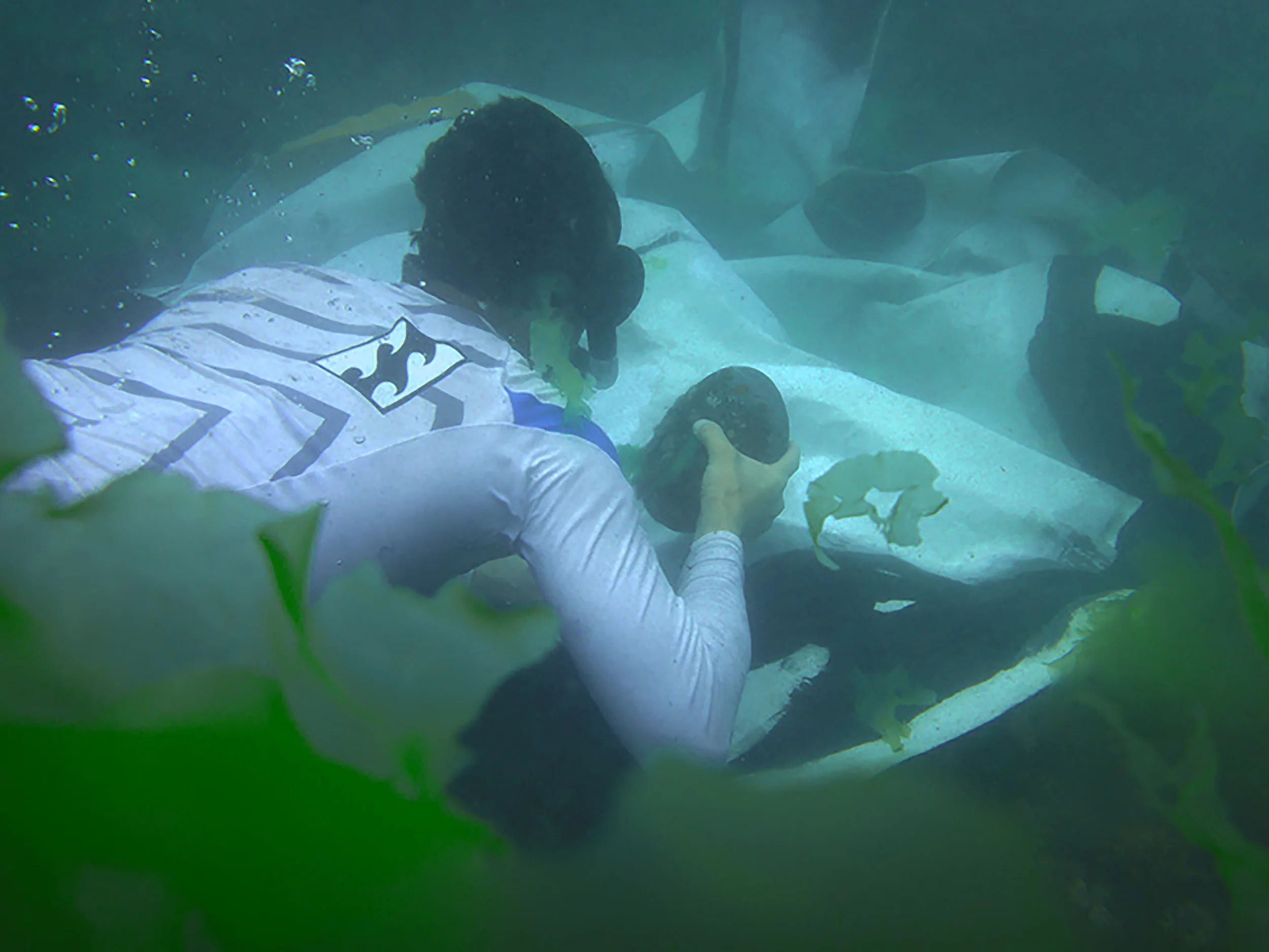 Free diving to the bottom of the ocean to paint in a place and space and time different to that found and experienced on dry, Pacific coast of Taiwan, 2016