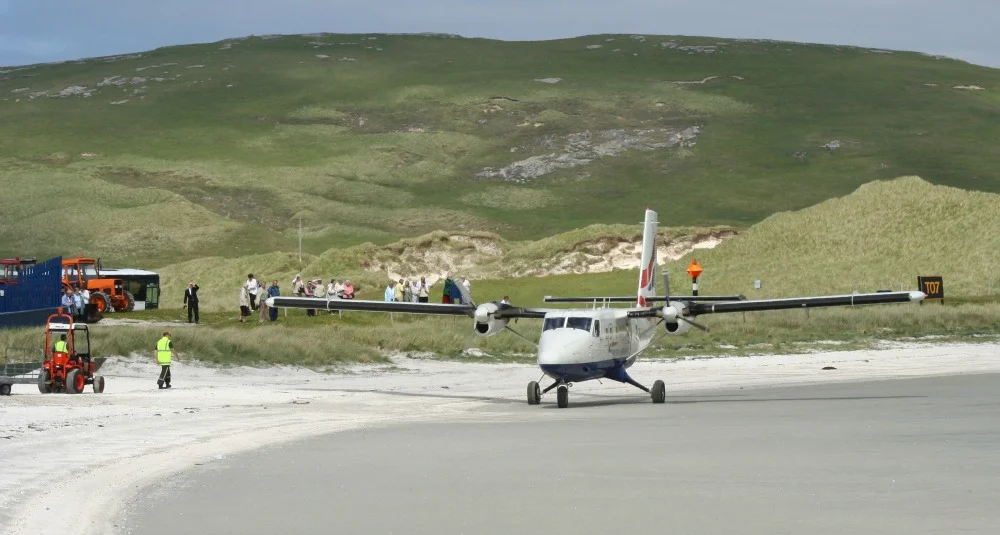 barra-airport-twin-otter.jpg