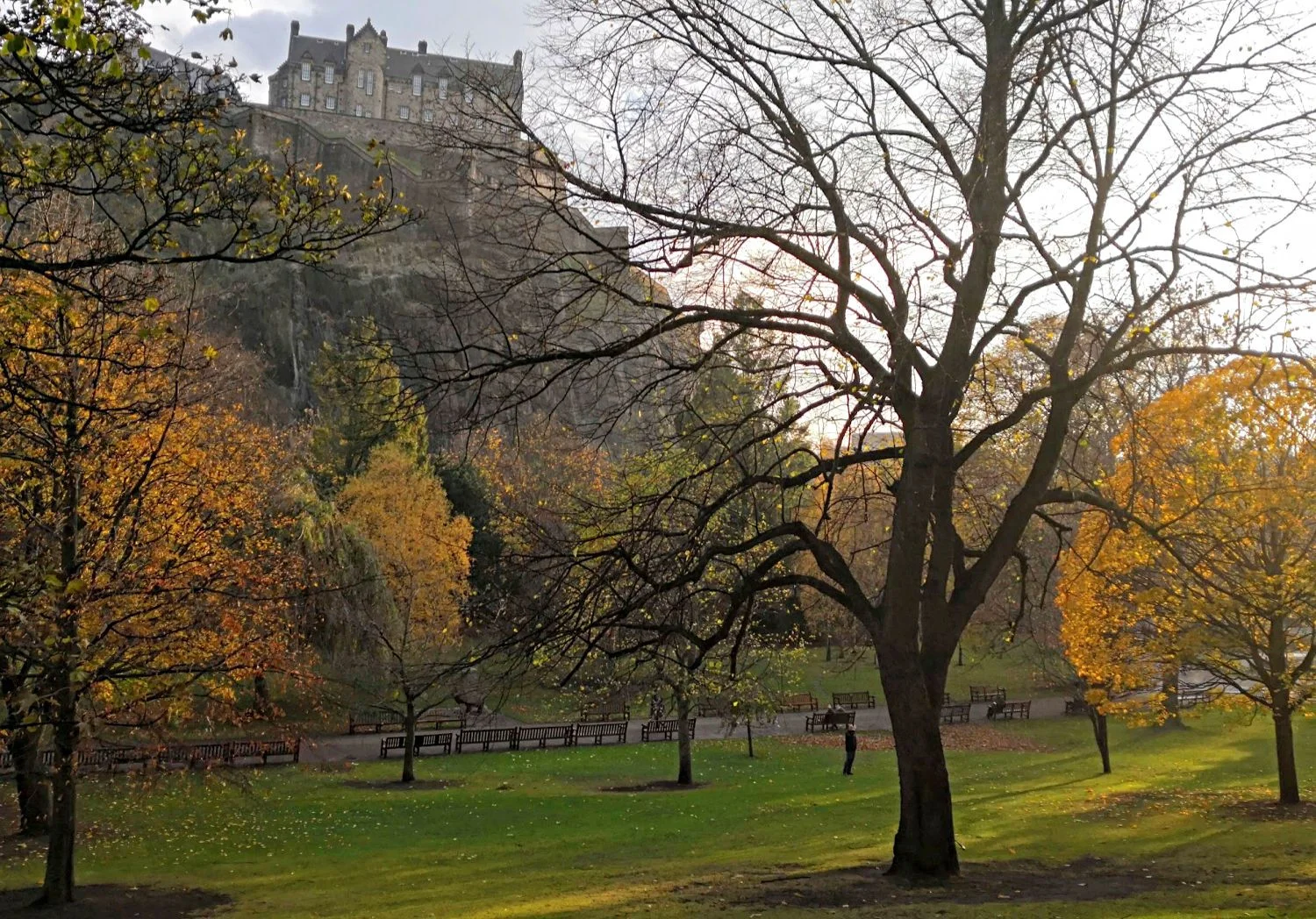 It’s a lovely calm autumn day in Princes Street Gardens, Edinburgh. Even in November you can chance upon weather that’s ideal for exploring the city.
