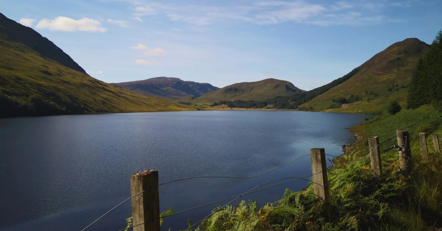 There’s a ‘big hoose’ belonging to the landowner at the end of this glen. The public road is about to stop, though you can still walk on through the glen. Yup, it’s off the beaten track. Still, there’s a pretty big supermarket less than hour’s drive away…