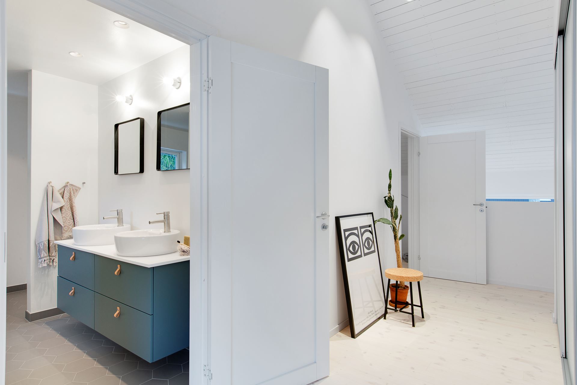 Modern Scandinavian home - bathroom.