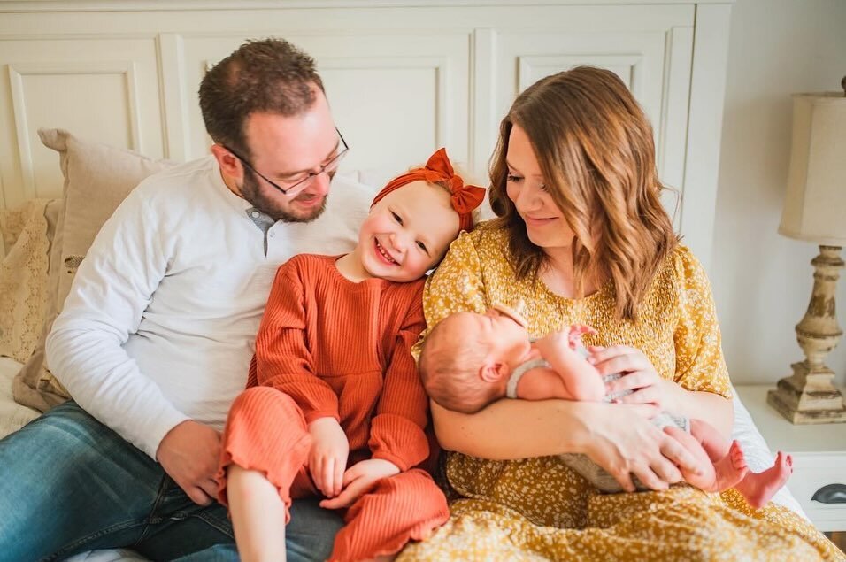 Family photos with new baby. 🥹🧡