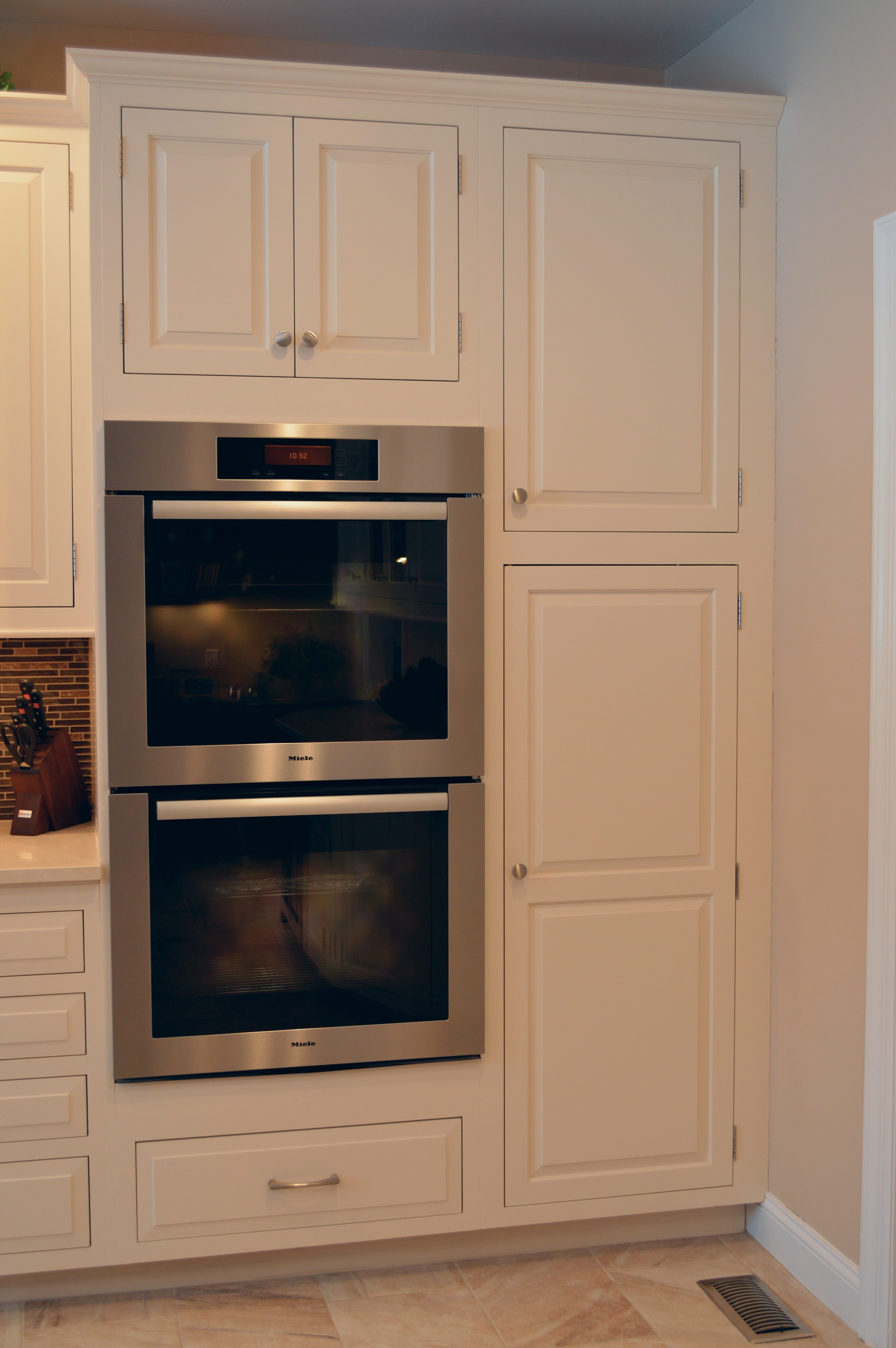 白色厨房橱柜亚博让球平 - 内置不锈钢双烤箱
