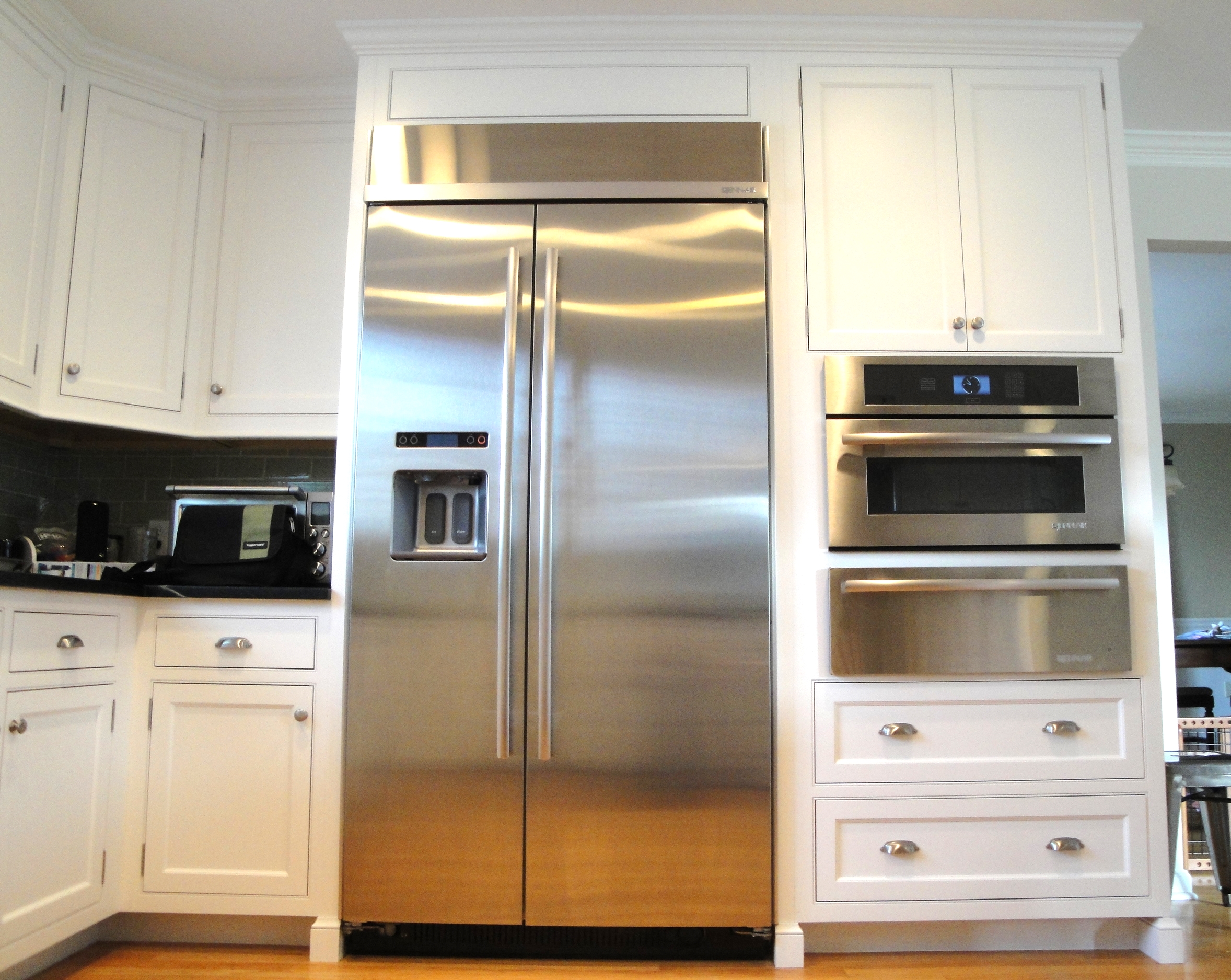 白色厨房th亚博让球平ermador冰箱和取暖抽屉