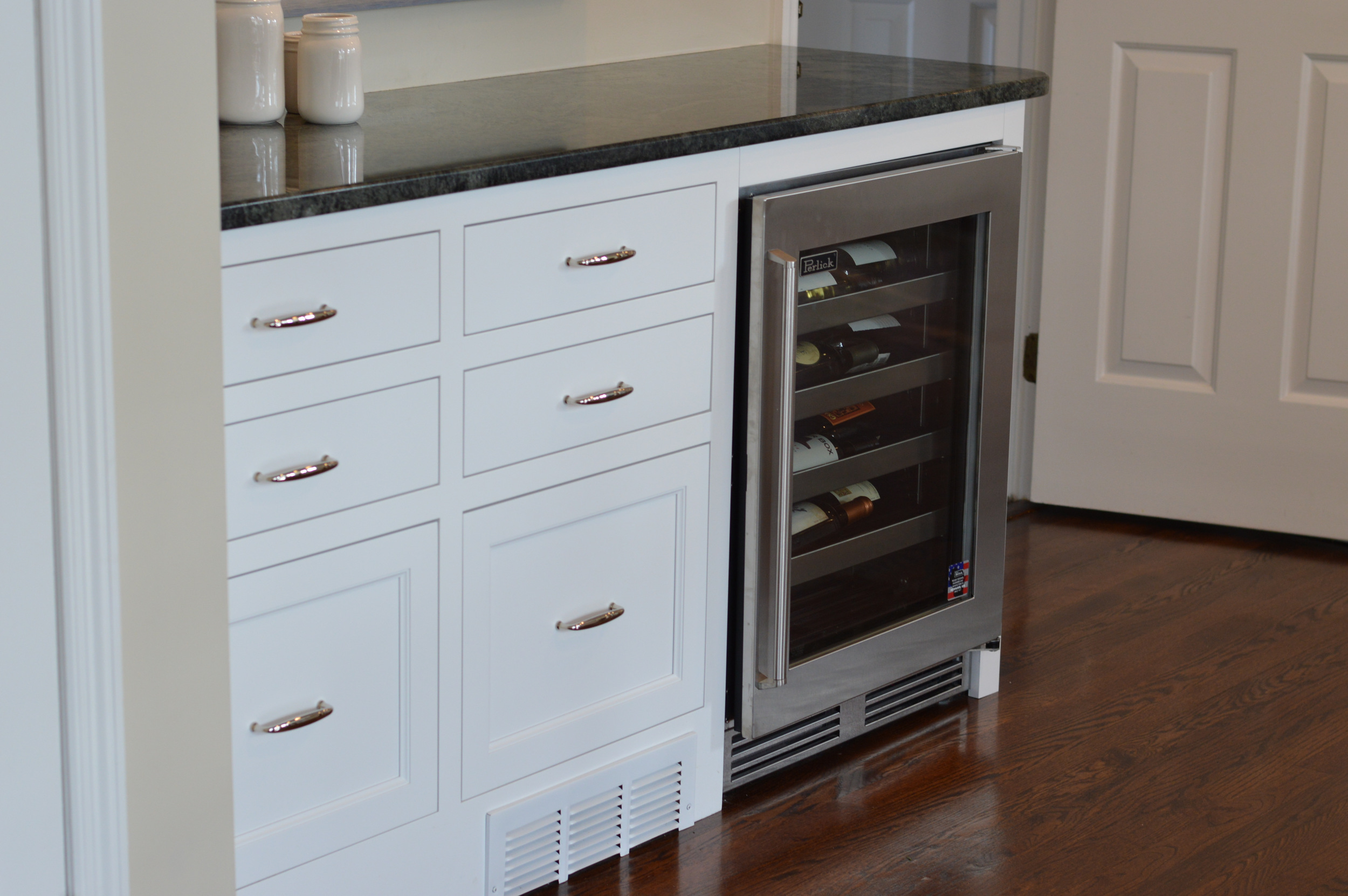 亚博让球平厨房吧台冷却器-白色嵌入式橱柜抽屉