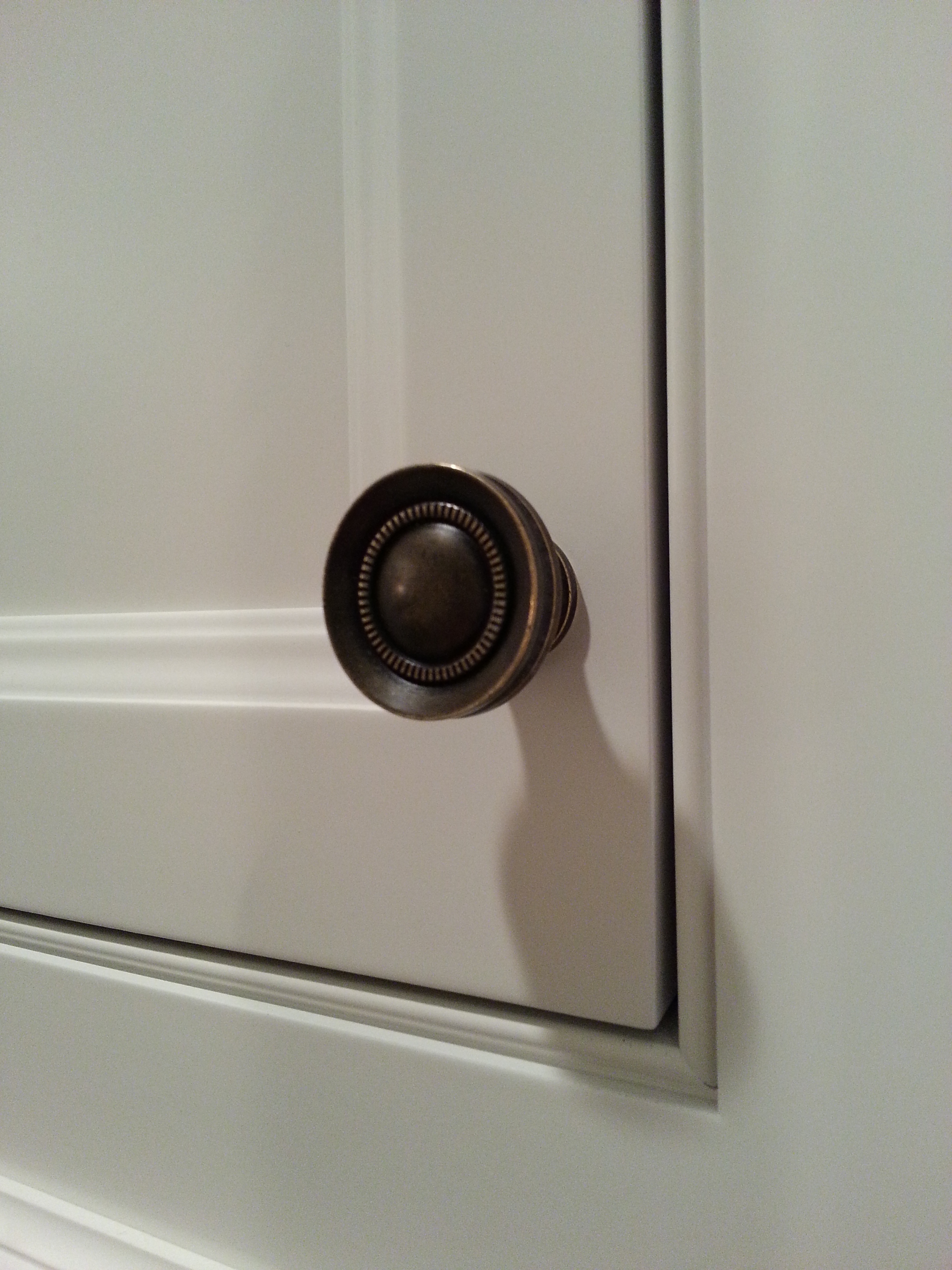 白色振动筛厨柜门 - 青铜亚博让球平牛旋钮|丹伯里CT.