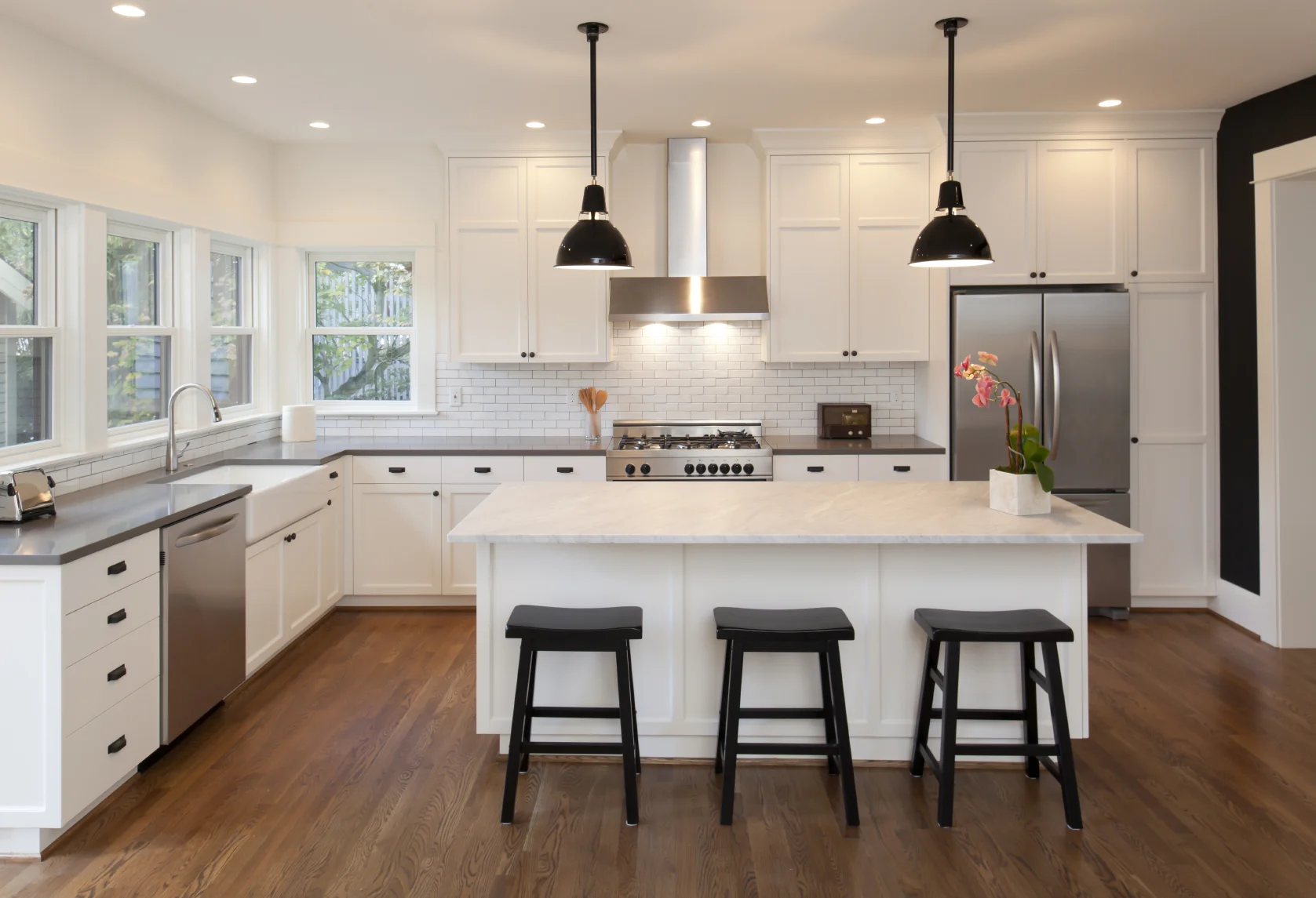 Beautiful-kitchen-renovation-with-elegant-kitchen-cabinet-design-and-laminate-flooring-ideas-3000x3000.jpg