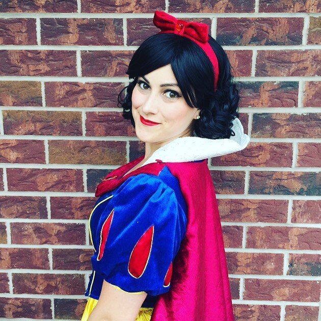 🎶Make a wish into the well
That's all you have to do
And if you hear it echoing
Your wish will soon come true🎶🍎
.
.
.
.
#princess #princesslife #party #fun #snowwhite #sing #singasong #wish #wishing #performer #miltonon #toronto #actorlife #birthd