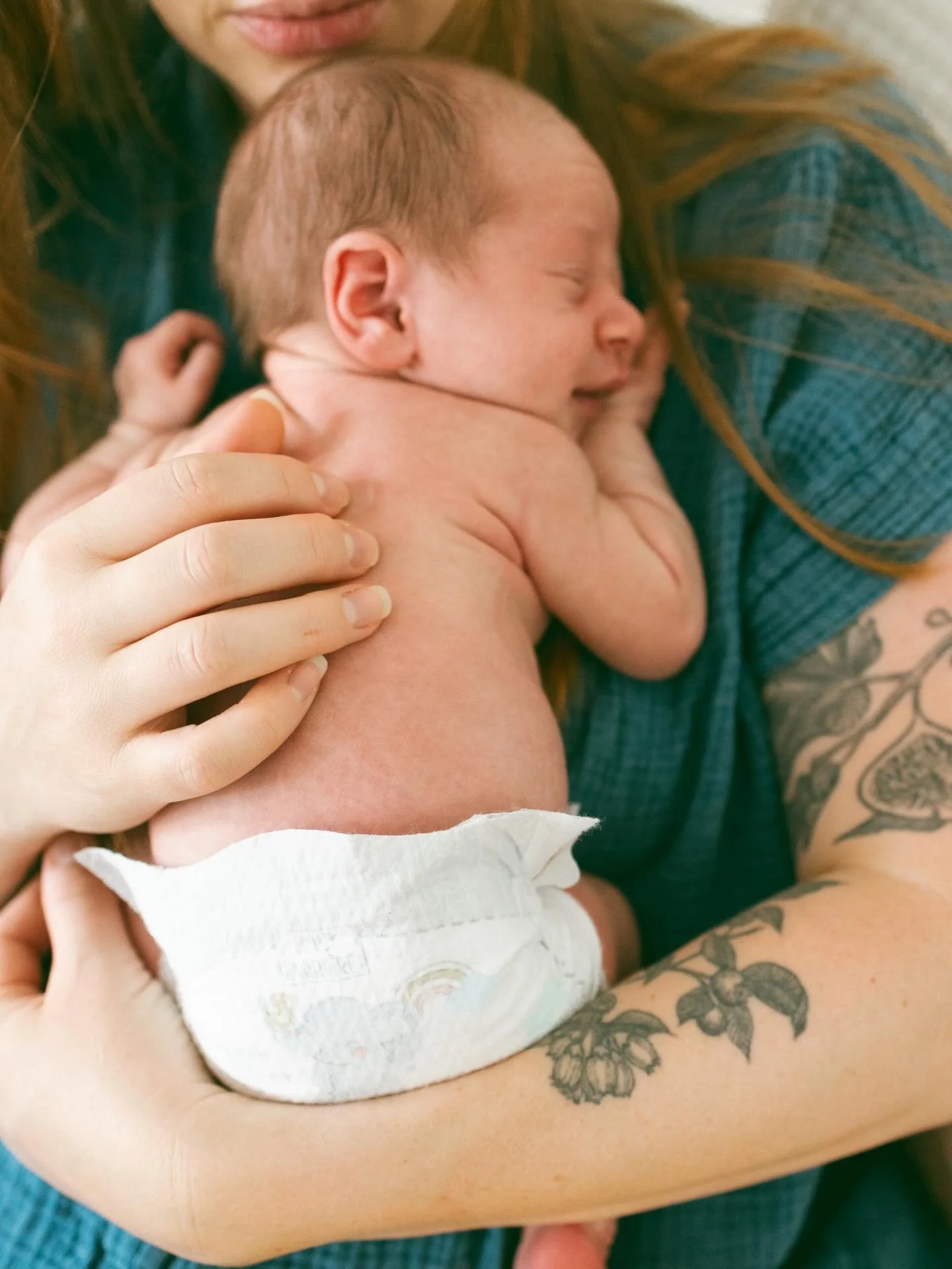 I always try to explain to parents just how laid back a newborn session at home is meant to feel. Sure I&rsquo;ll have you sit in some good light, and ask you to snuggle in close at times, but mostly we&rsquo;re chatting about life, art, pets, and ho