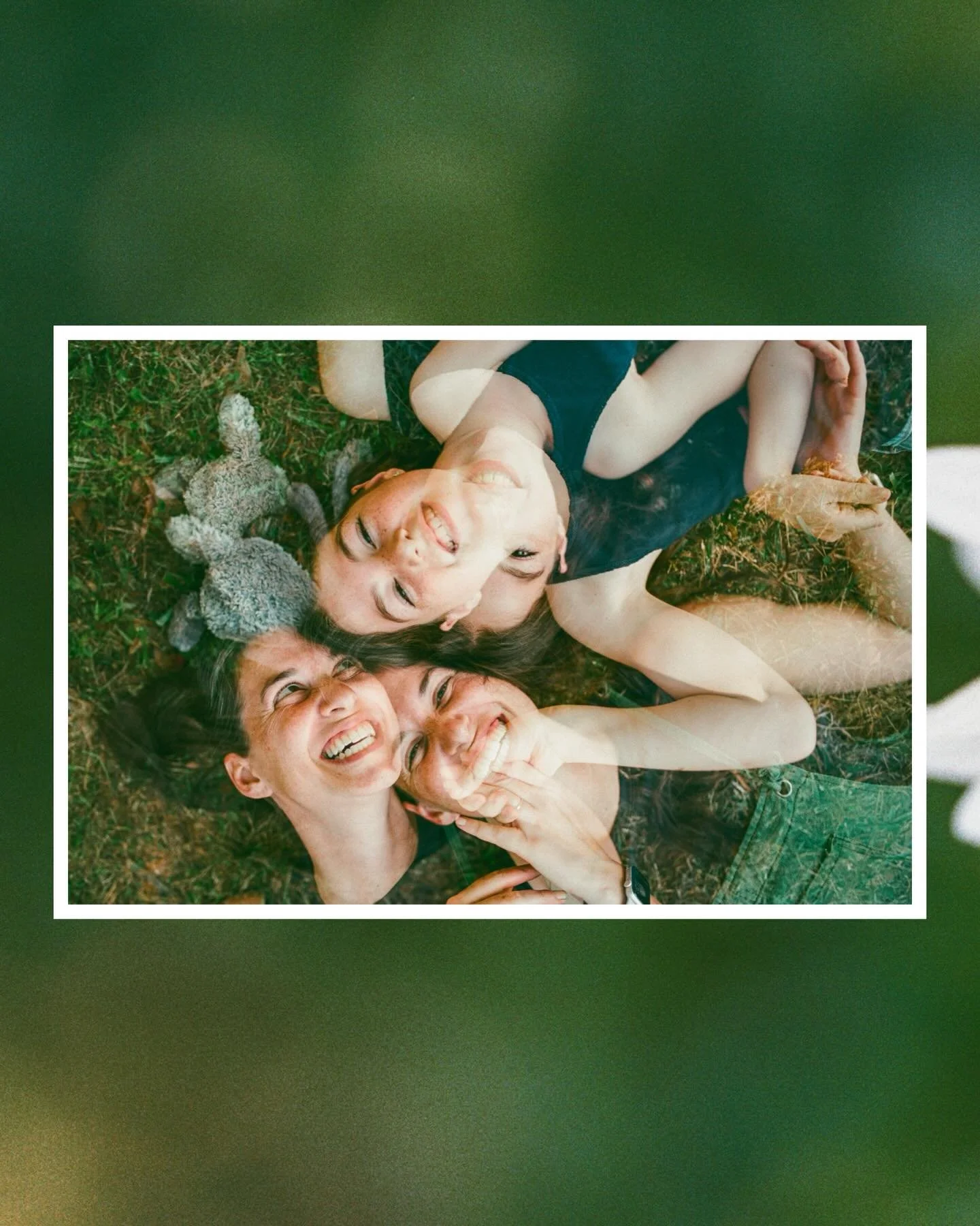 Reasons to do a spring/summer mini session&hellip;
1) your garden is poppin&rsquo; off and you want it documented. 
2) you want some fun pics with your little bestie. 
3) just because you want to. 

Here&rsquo;s the thing&hellip; fall minis, with eve