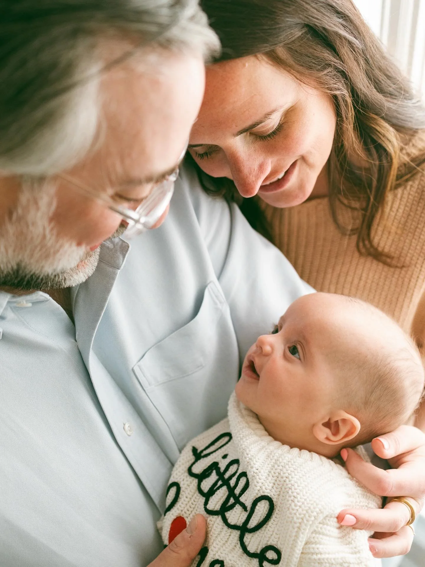 There are some perks to waiting a bit to do your newborn session. Everyone is feeling a little more rested and settled in&hellip; and smiles! You get baby smiles!!!💛