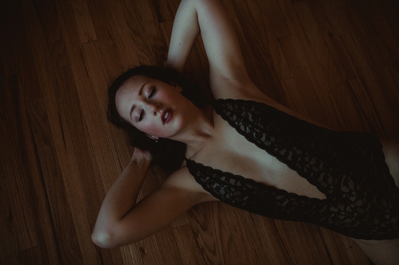 west-michigan-boudoir-photographer-ludington-michigan-womens-portraiture-short-session-with-kayla-9400.jpg