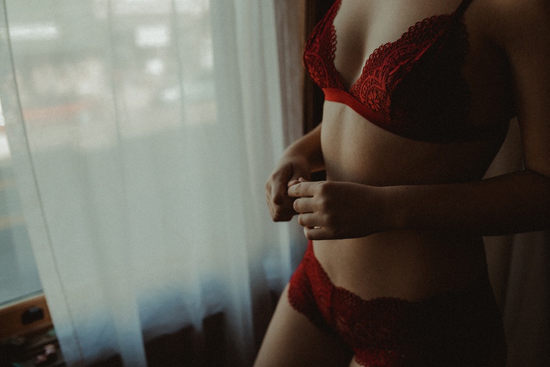 west-michigan-boudoir-photographer-ludington-michigan-womens-portraiture-short-session-with-kayla-9510.jpg