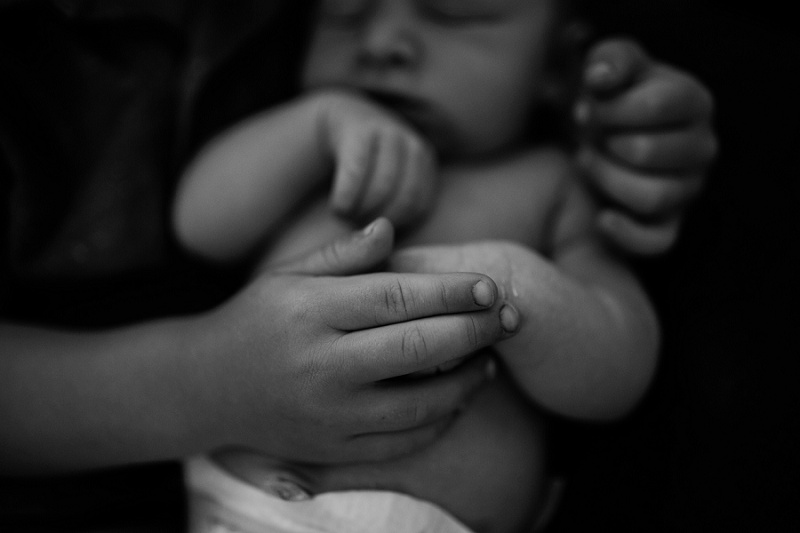 ludington-michigan-lifestyle-newborn-session-in-home-documentary-session-west-michigan-with-sawyer-7580.jpg