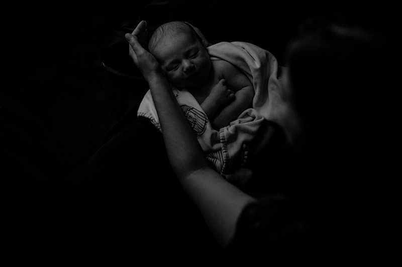 west-michigan-newborn-photographer-documentary-in-home-session-with-calvin-jessica-max-1663.jpg