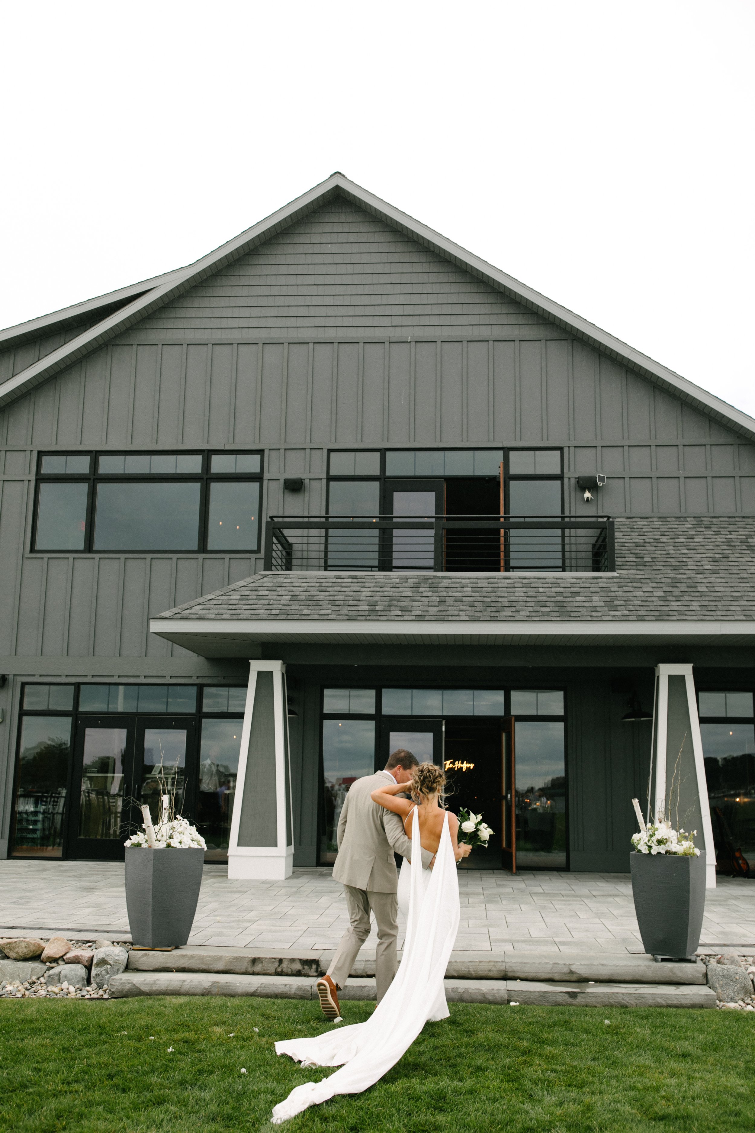 Michigan-wedding-photographer-ludington-the-lake-house-wedding-25.jpg
