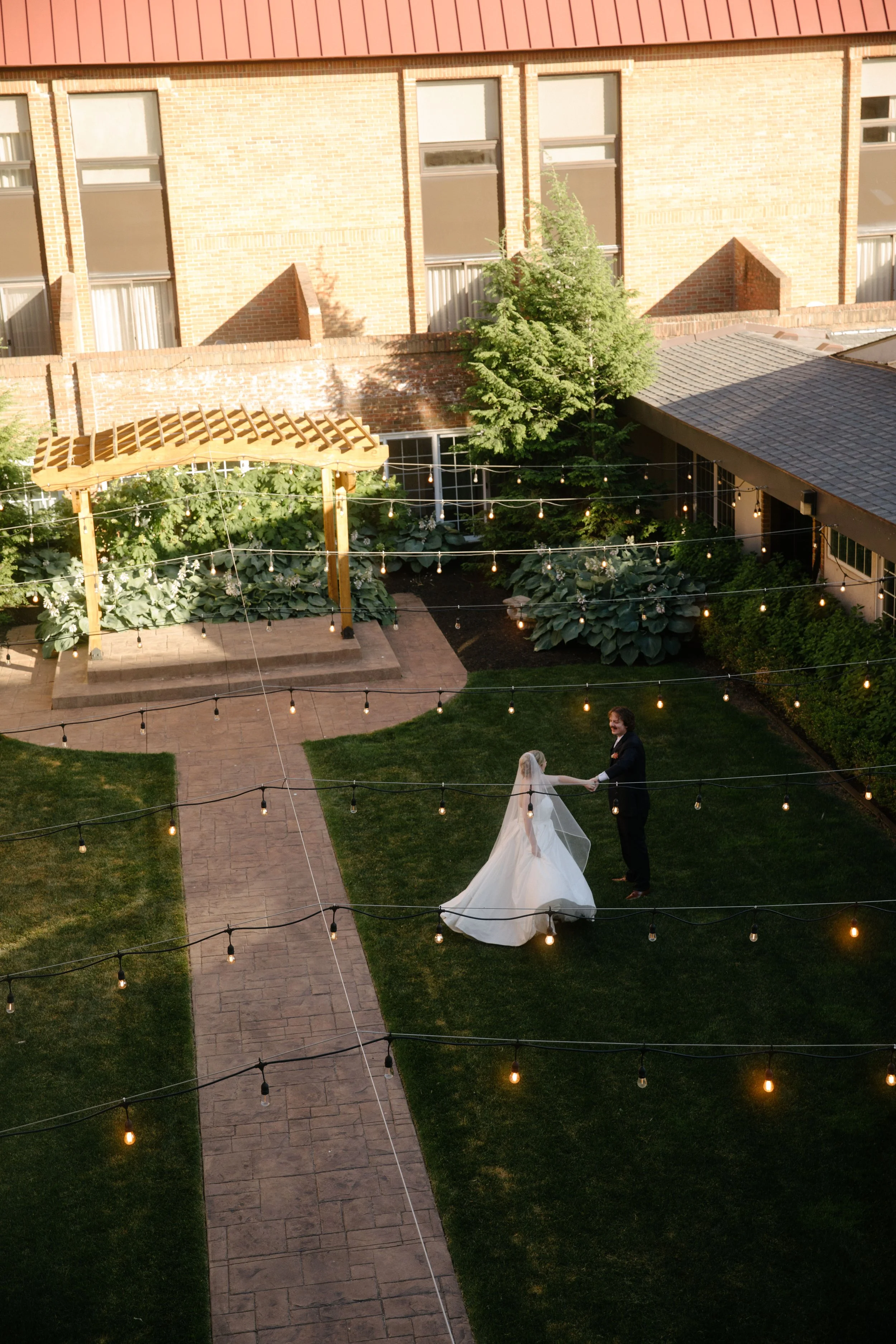 JessicaMax-ann-arbor-wedding-photographer-matthaei-garden-kensington-hotel-wedding-208.jpg