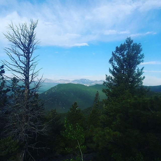 Never a bad day on #bergen peak in #evergreencolorado overlooking #mtevans. Feeling inspired by time with @mmacy146 and the #bothfeetontheground book by @marshall.ulrich