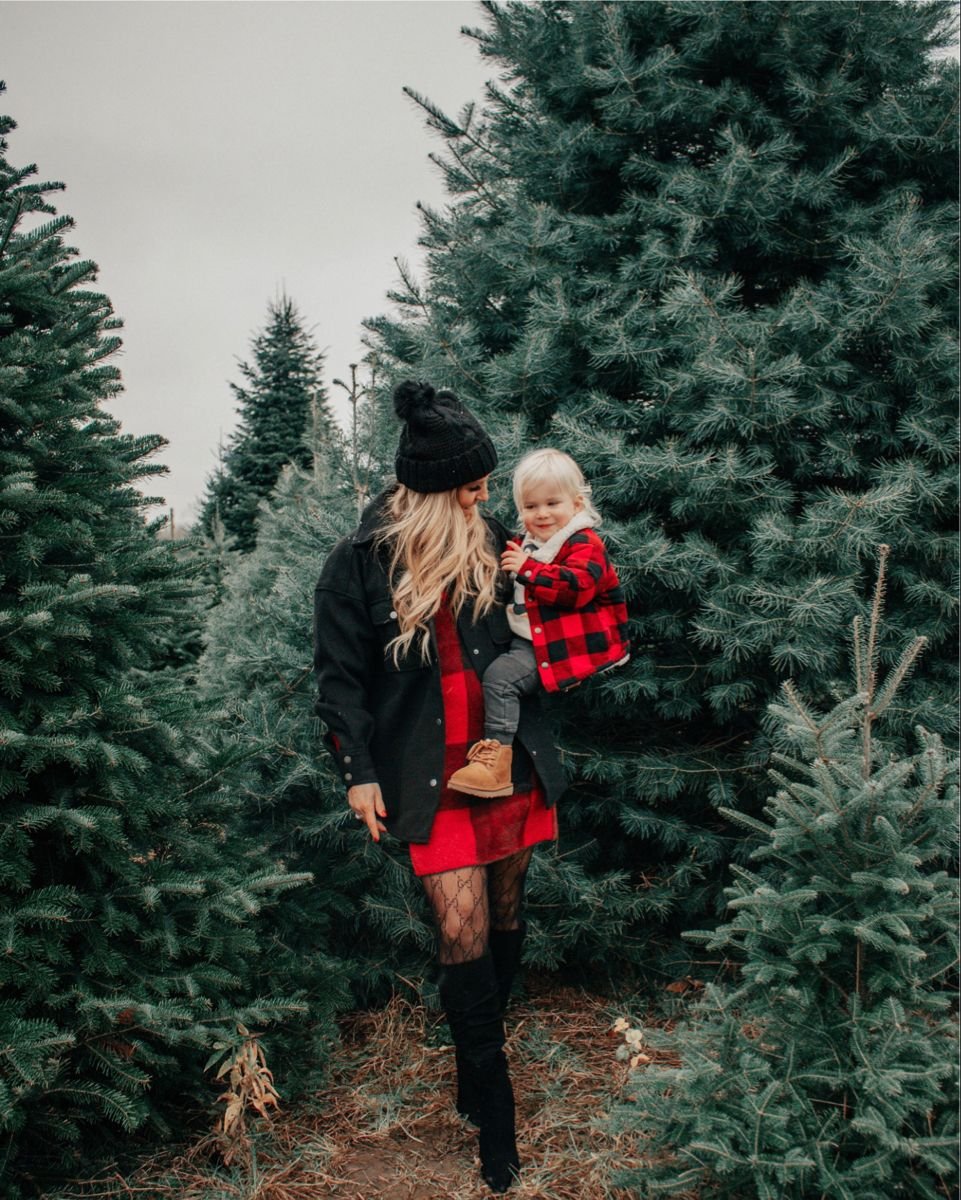 Mommy and me fashion | Christmas tree family photos.jpg