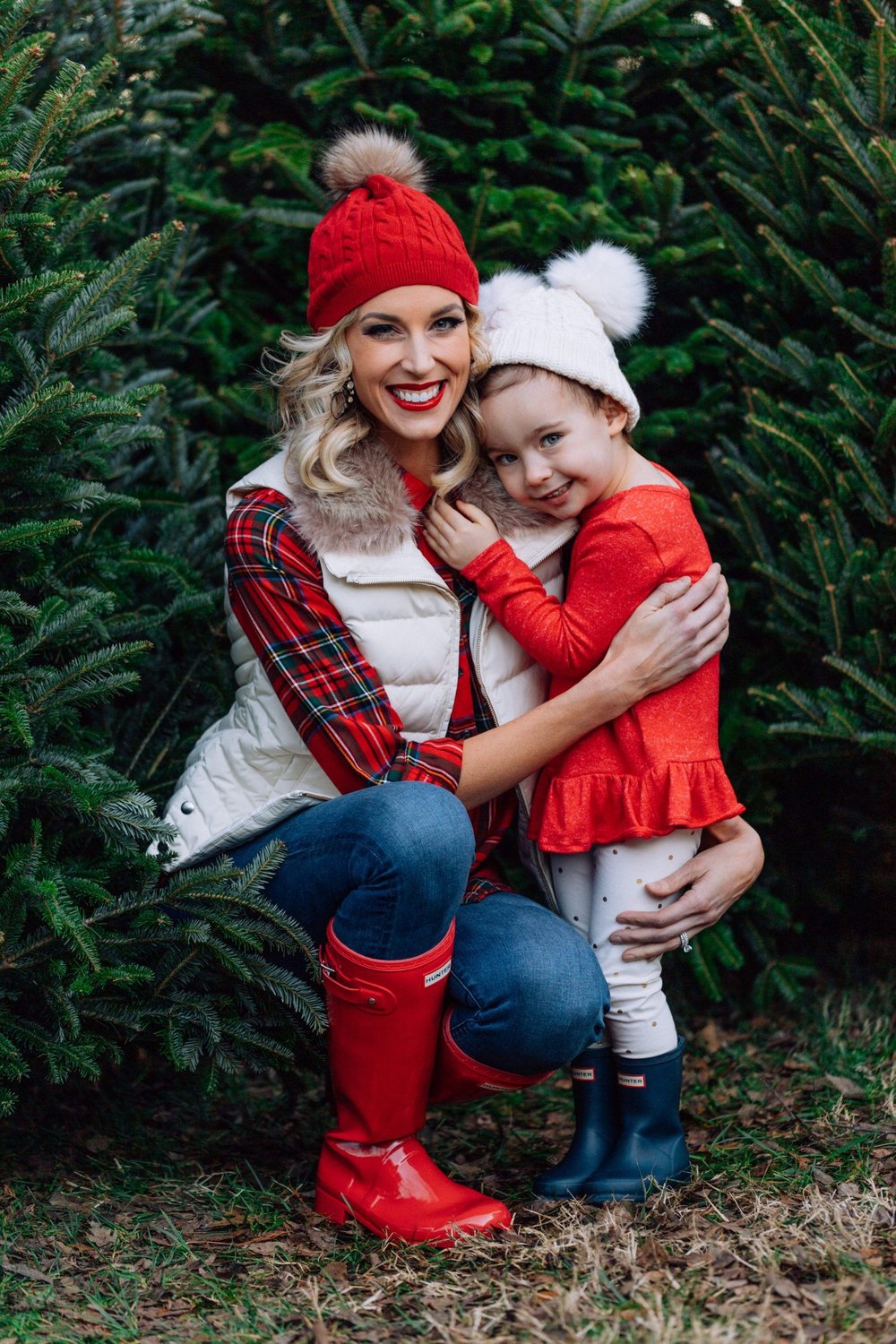 What to Wear for Family Christmas Tree Farm Photos - Straight A Style.jpg