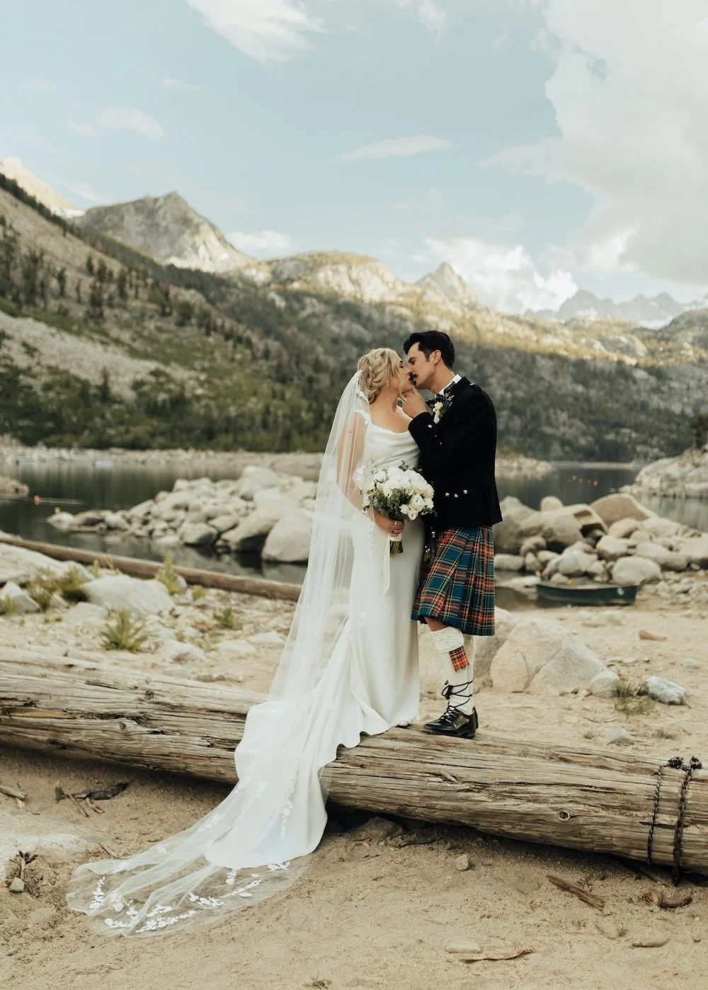 forest-lakeside-elopement-photographer-oregon.jpg