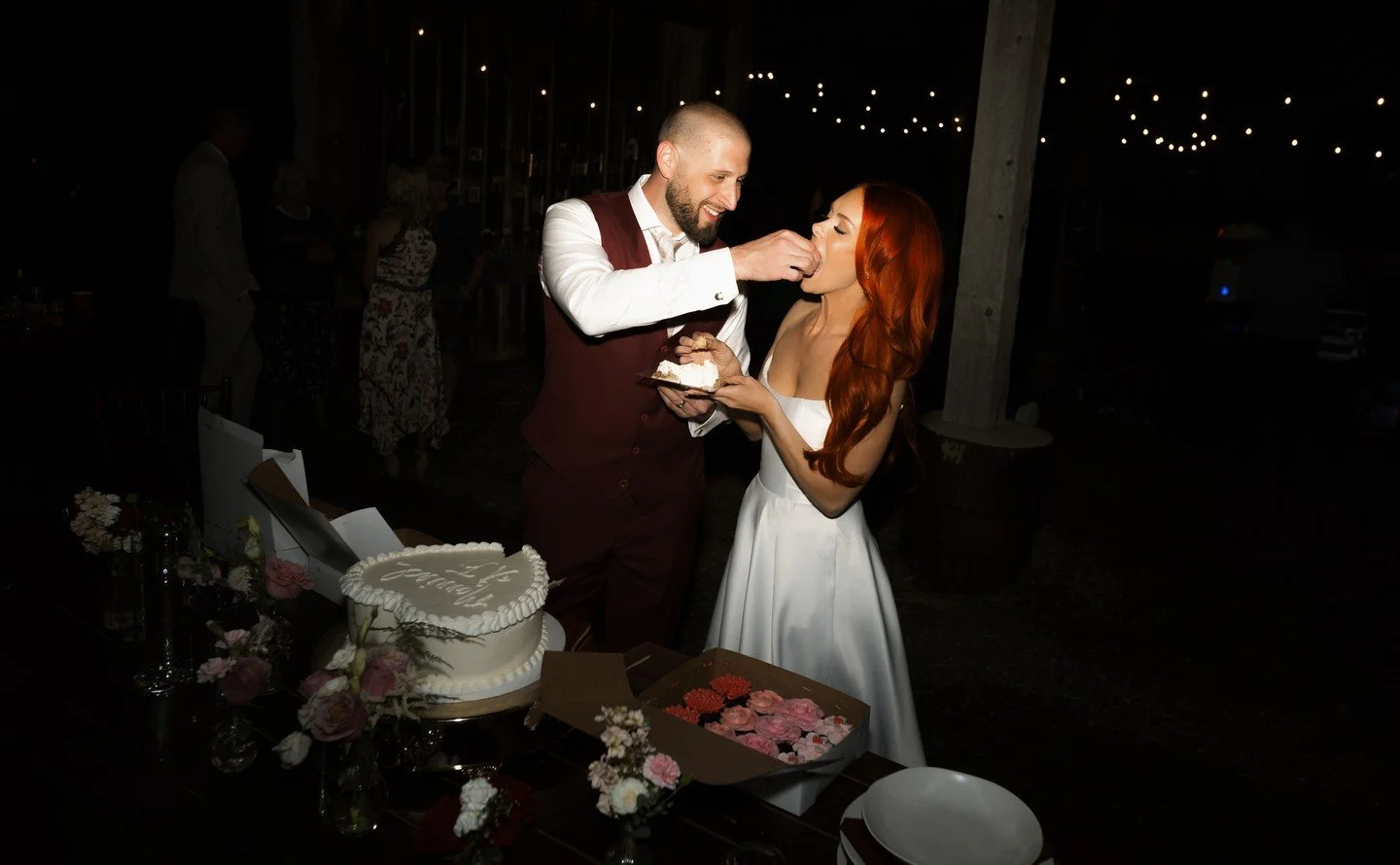 Big on the party vibes over here 😎 (also why I love receptions that go into darkness, it&rsquo;s a whole different vibe. You are missing OUT if you end while there&rsquo;s still light outside)

#wedding #partyvibes #cakecutting #weddingphotographer 
