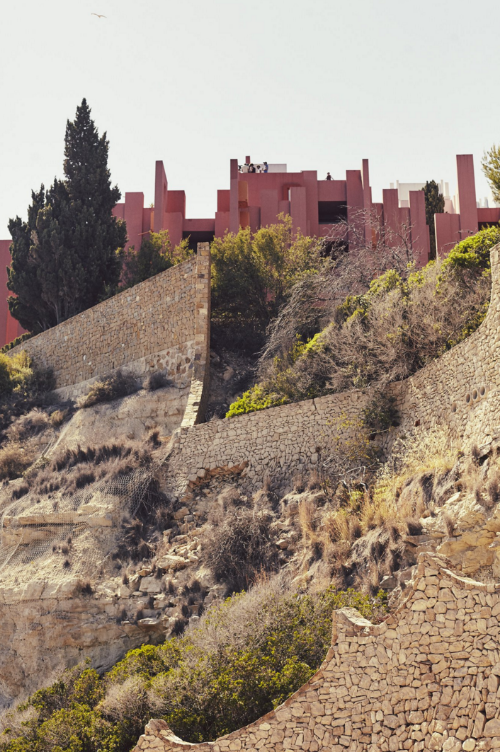 La Muralla Roja in Alicante Spain - Ricardo Bofill - photo by Nacho Alegre.png