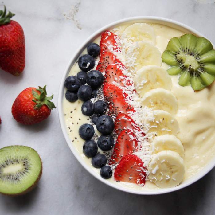 Kelly's mango smoothie bowl. Recipe here !