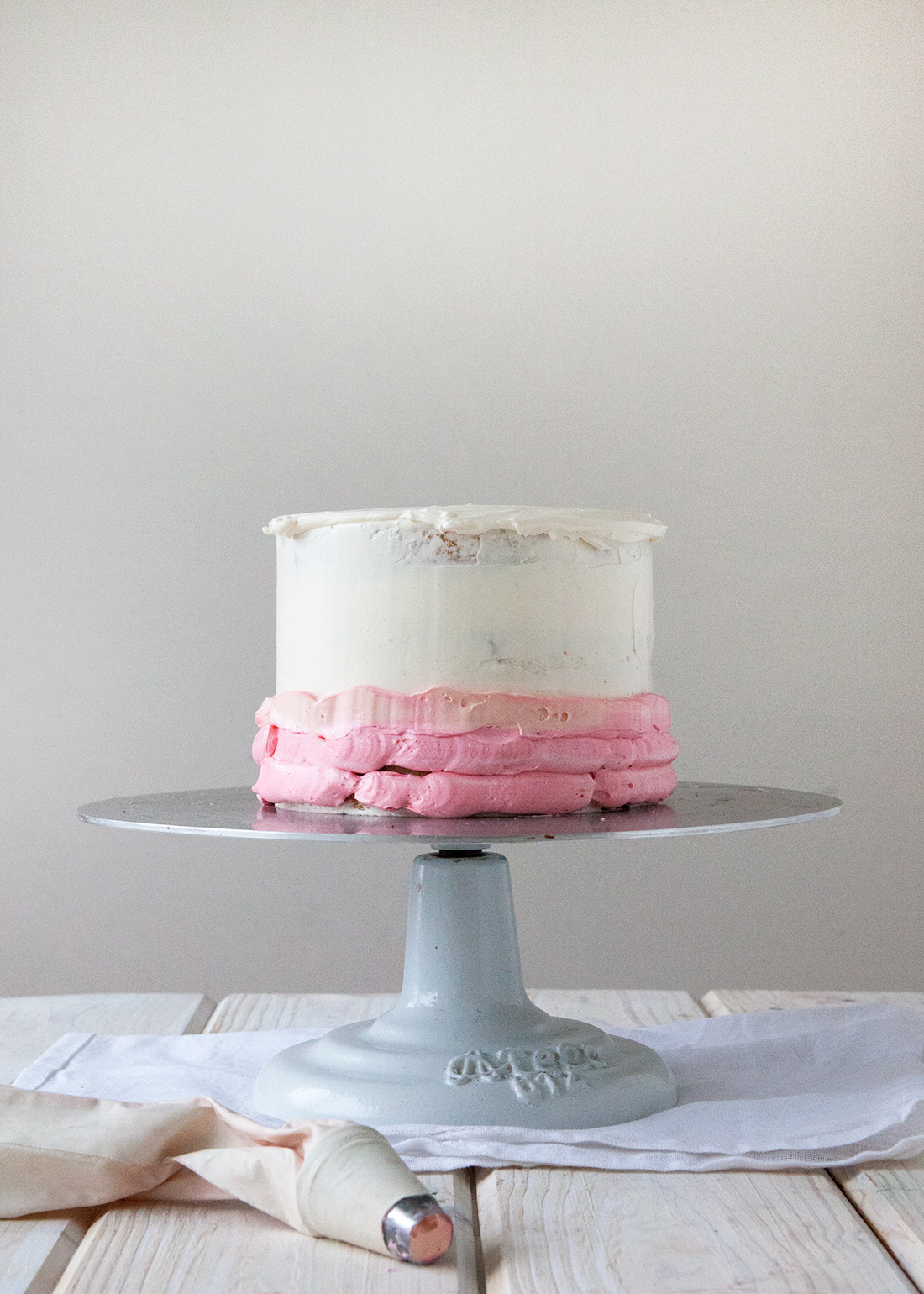 pic Pink And Blue Cake Frosting to ice a cake the perfect ombre cake
