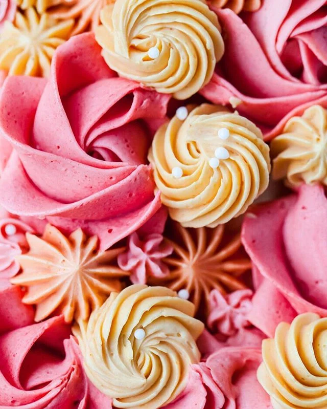 It’s Friday! Time to party 🥳 This is the top of my Caramel Apple Spice Cake. Watch me pipe it in my story highlights!! *
*
*
*
*
* 
#stylesweetca #stylesweetdaily #cakeoftheday #cakedecorating  #bhgfood #abmlifeissweet #f52grams #feedfeed #foodblogfeed @foodblogfeed #thebakefeed #imsomartha #thekitchn  #thesugarfiles #bakefromscratch #bakersofinstagram #dessertgoals #studiodiysugarfix #wsbakeclub 
#caketips #cakegoals #prettycake #buttercream #buttercreampiping #topdowntuesday #buttercreamcake #bakehappyinasnap @wiltoncakes @americolor