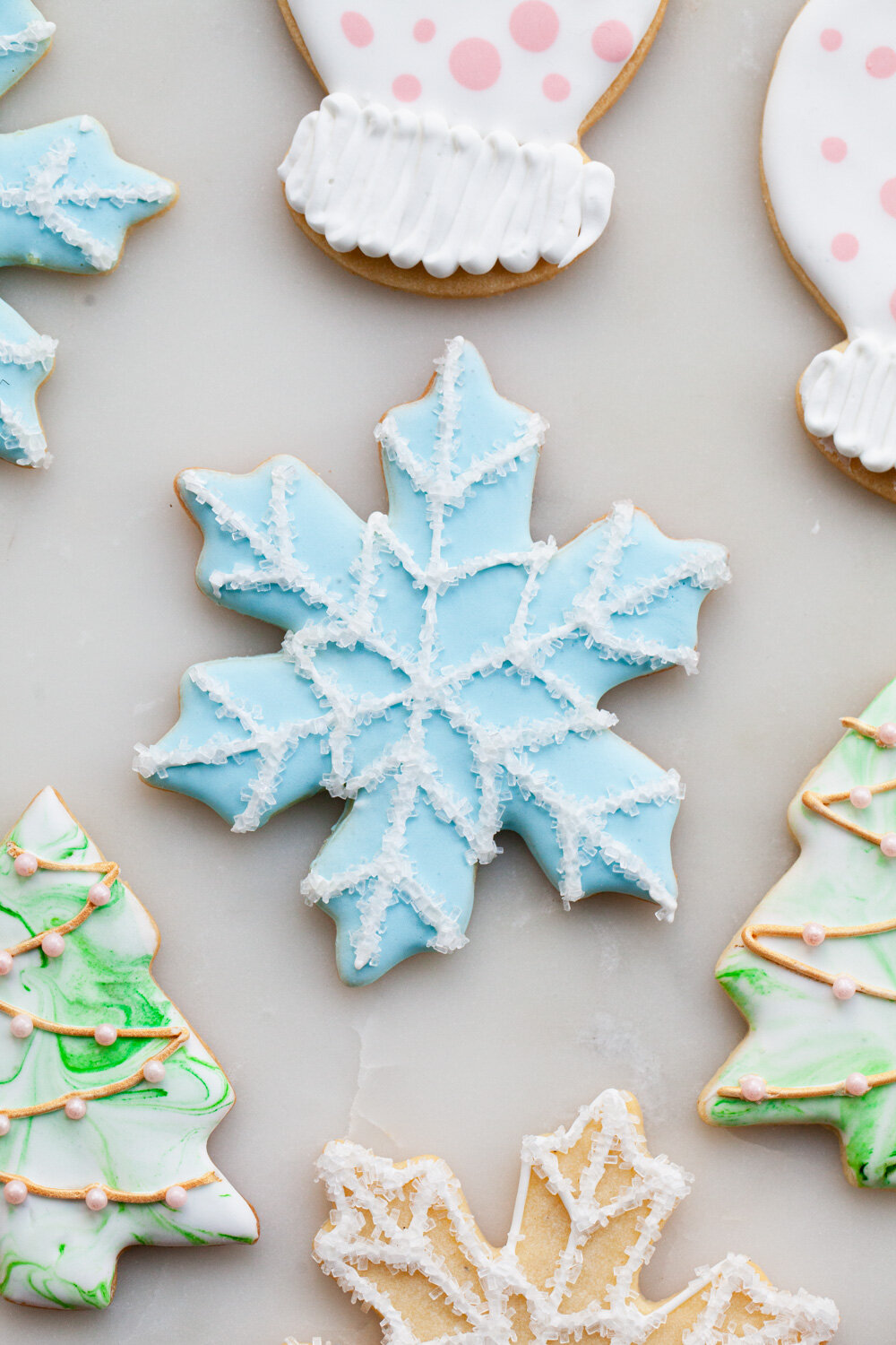How to decorate Christmas cookies with royal icing