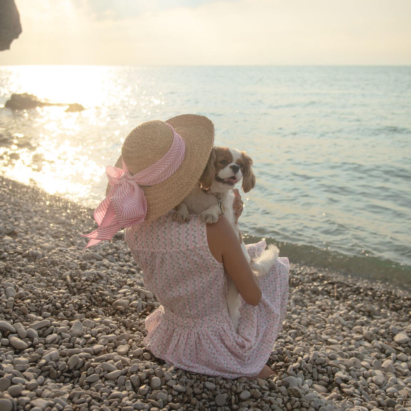 Summer magic 🐶💘 Wearing: @theweekendervintage // @sir_martymcfly