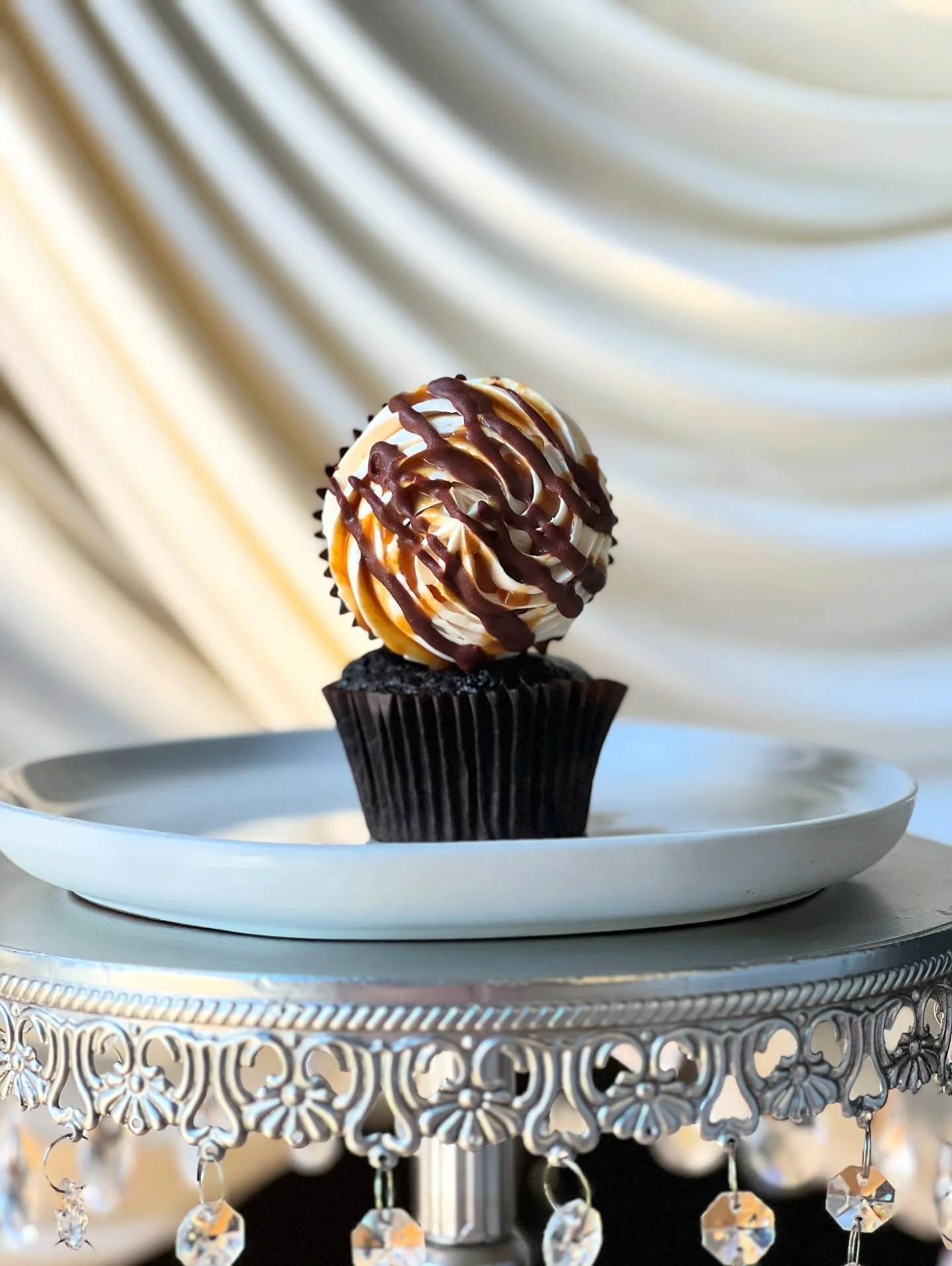 __
✨Salted caramel cupcakes✨

Moist coffee-kissed chocolate cupcakes topped with a light, silky Swiss Meringue buttercream, finished with a swirl of salted caramel. Each bite is the perfect balance of rich chocolate, creamy sweetness, and a touch of 