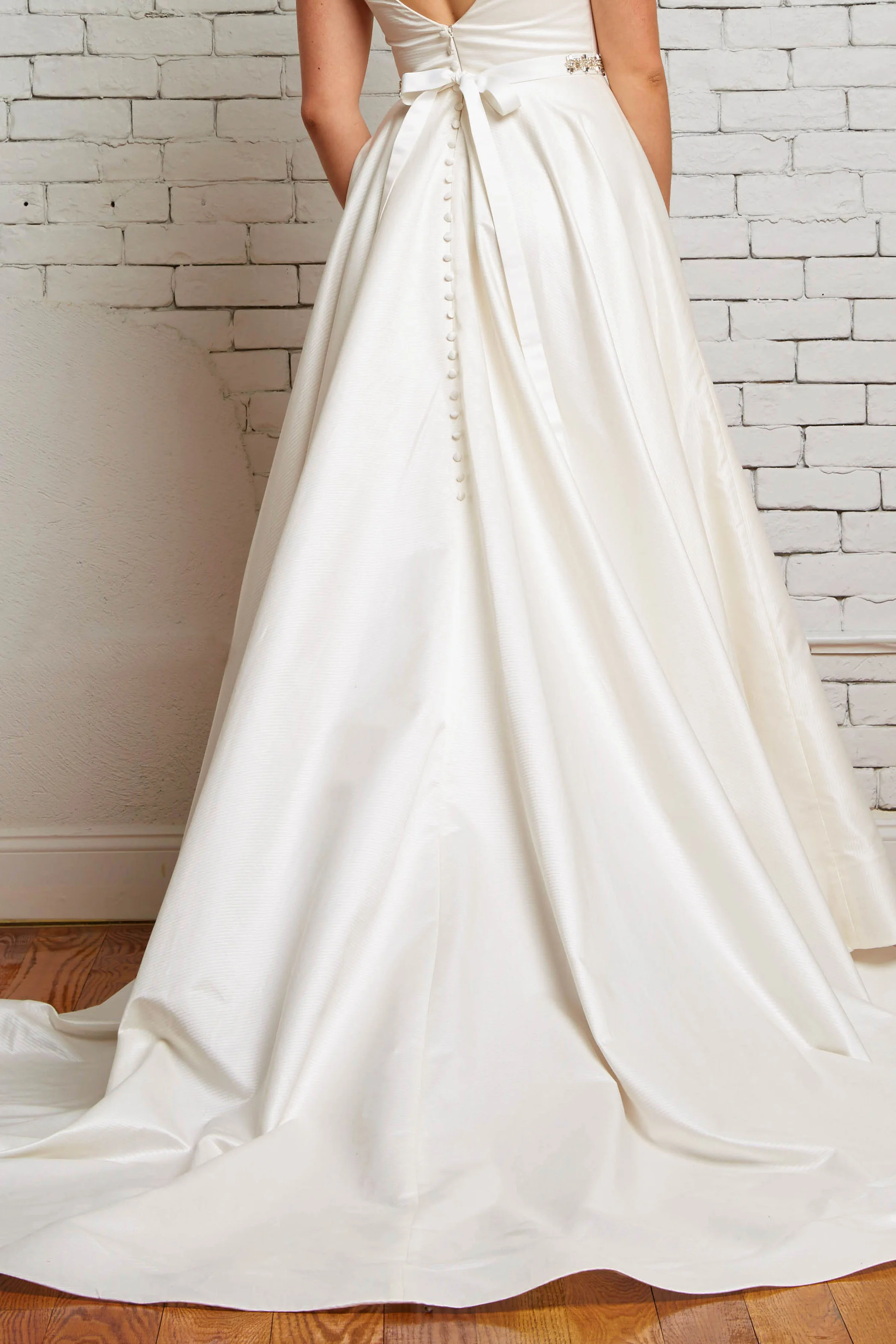 10D London Back-Rebecca Schoneveld-Satin_V-neck_Simplicity_Modern_Wedding_Ballgown.jpg