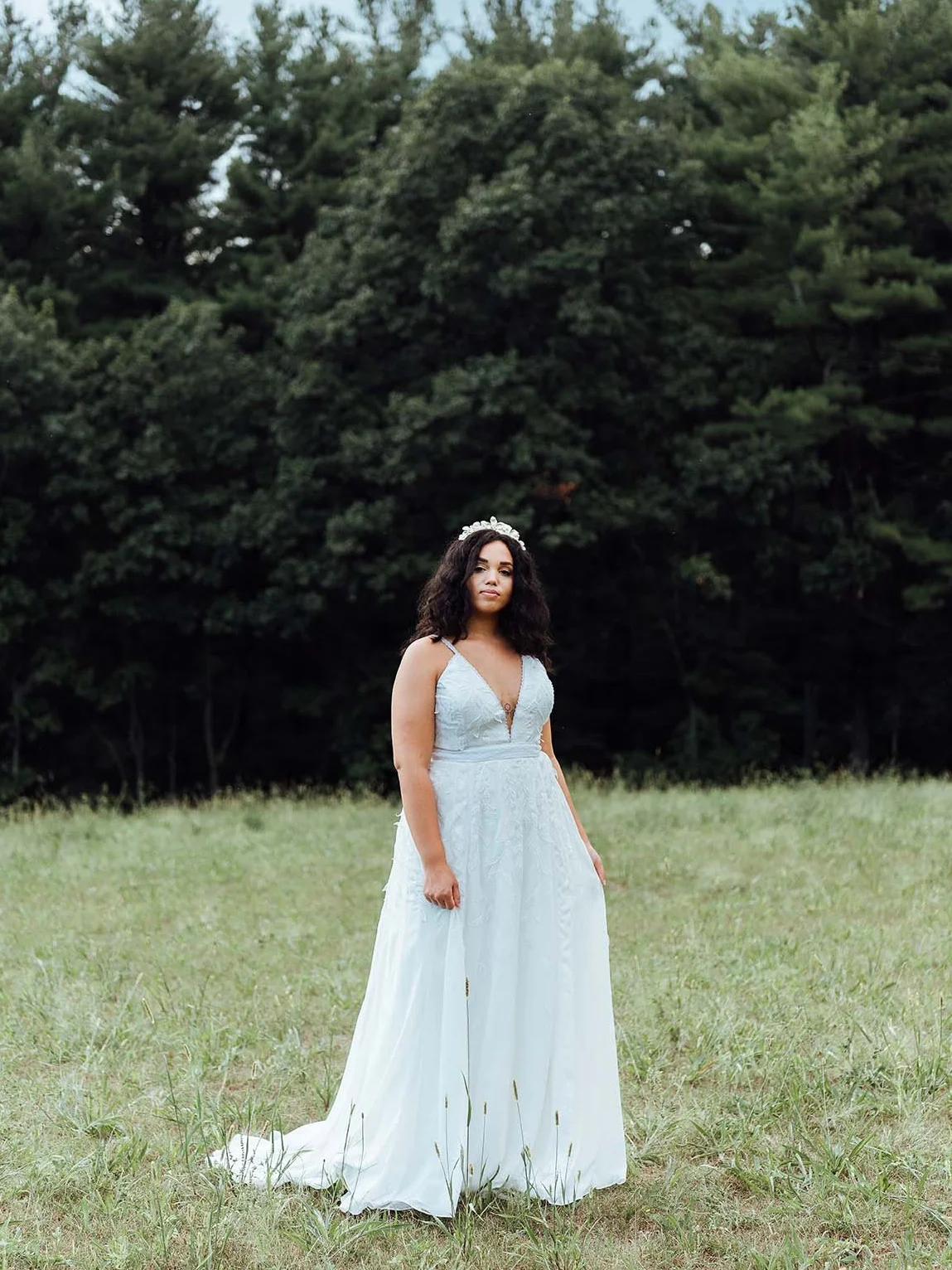 rebecca_schoneveld_kai_gown_boho_romantic_v_neck_3d_embroidery_2.jpg