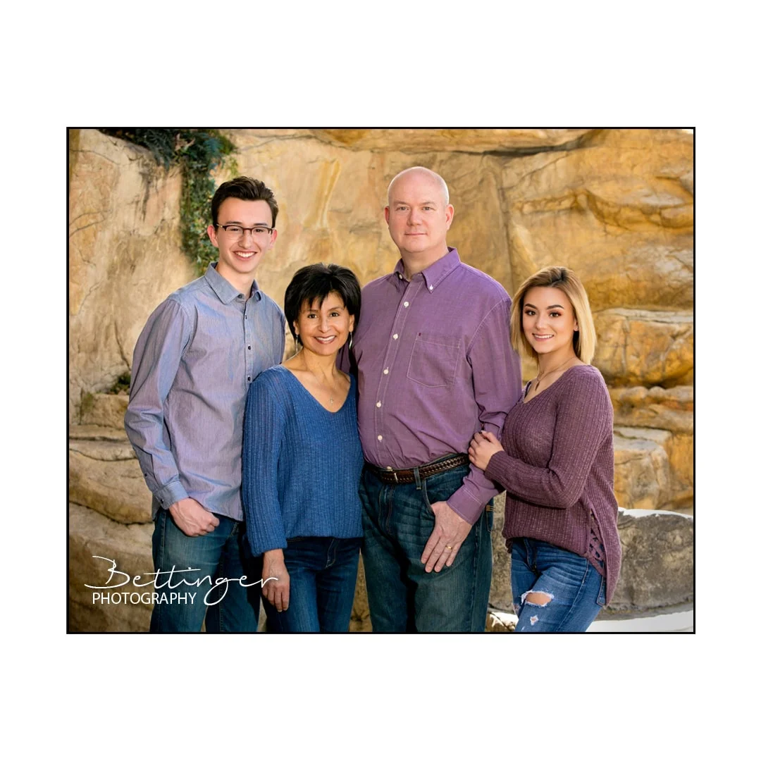 How can you qualify for a discounted Bettinger Family Portrait Session?