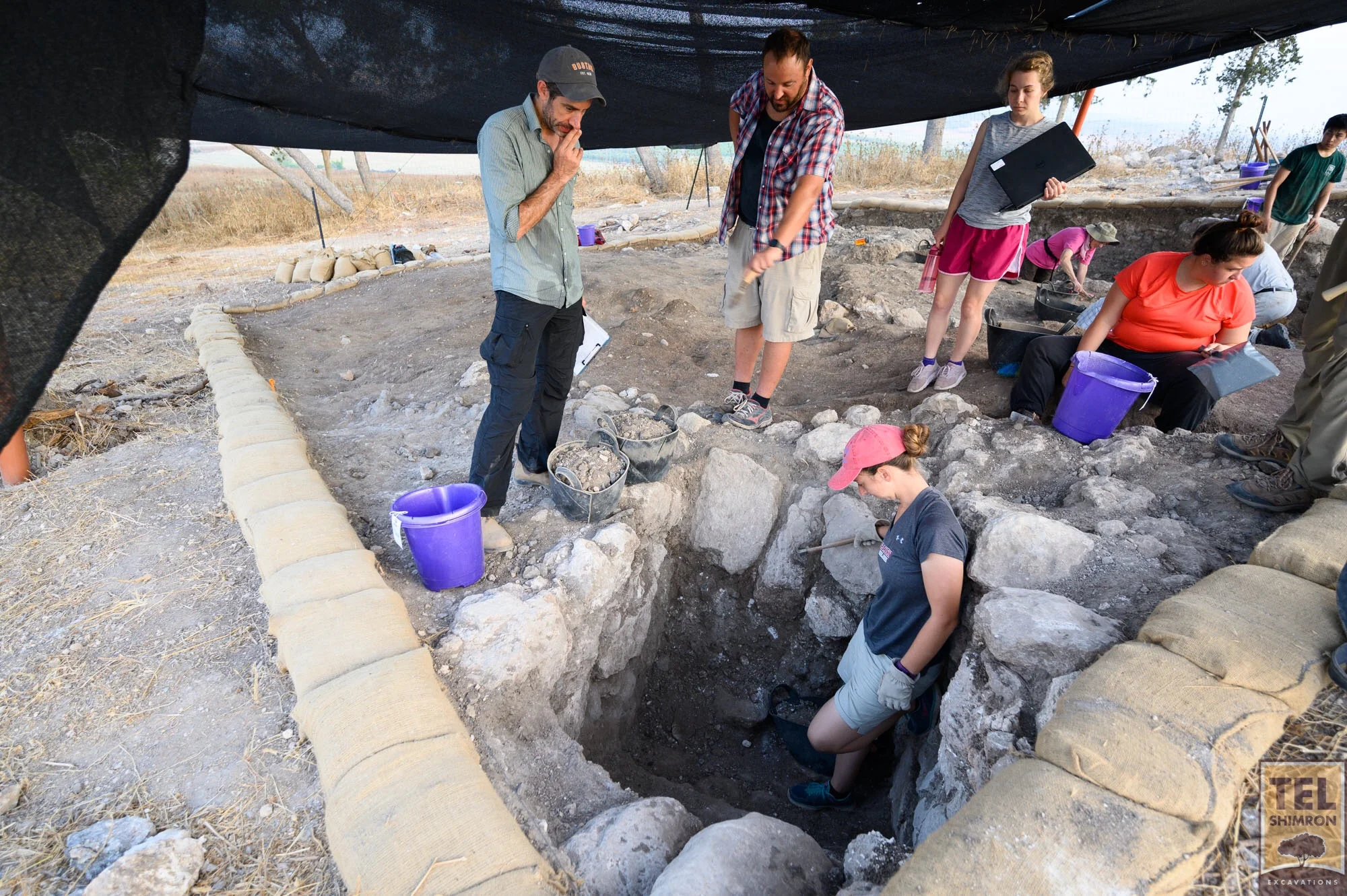Discussing stratigraphy in Grid 33