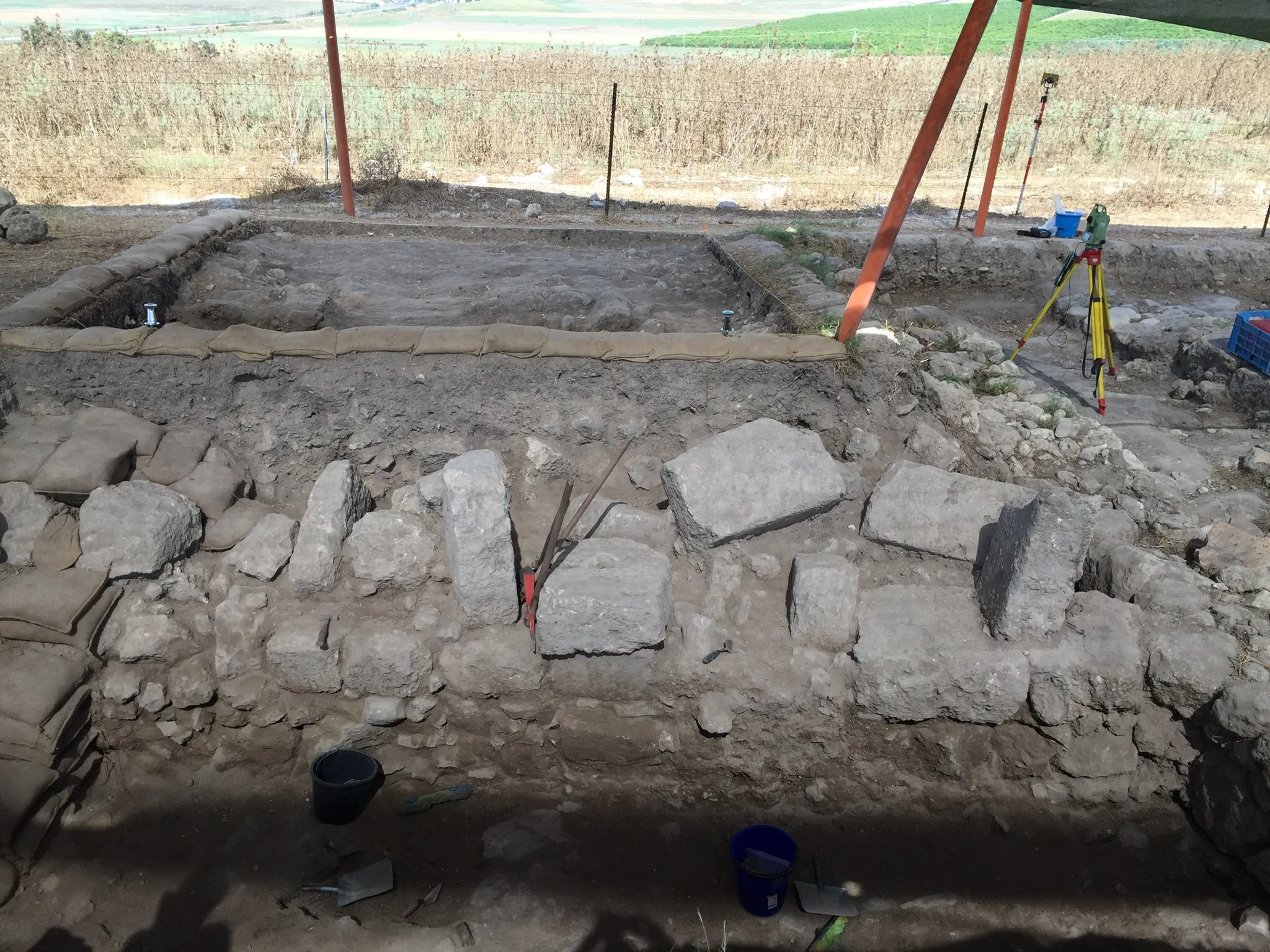 Visitors to Grid 23/24 saw the newly uncovered wall of a building which likely dates to the Roman period