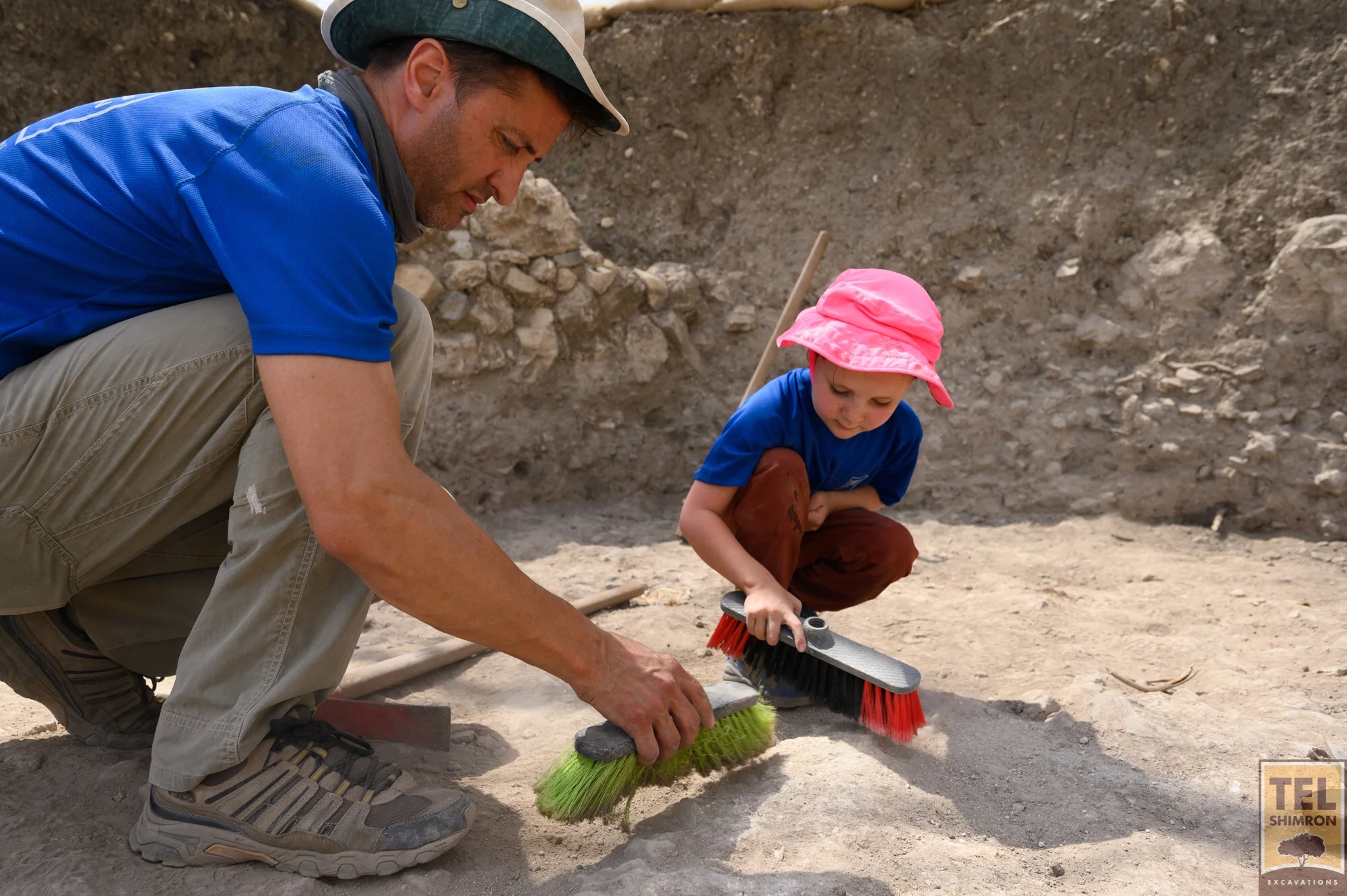 A new volunteer works with her father in Grid 92