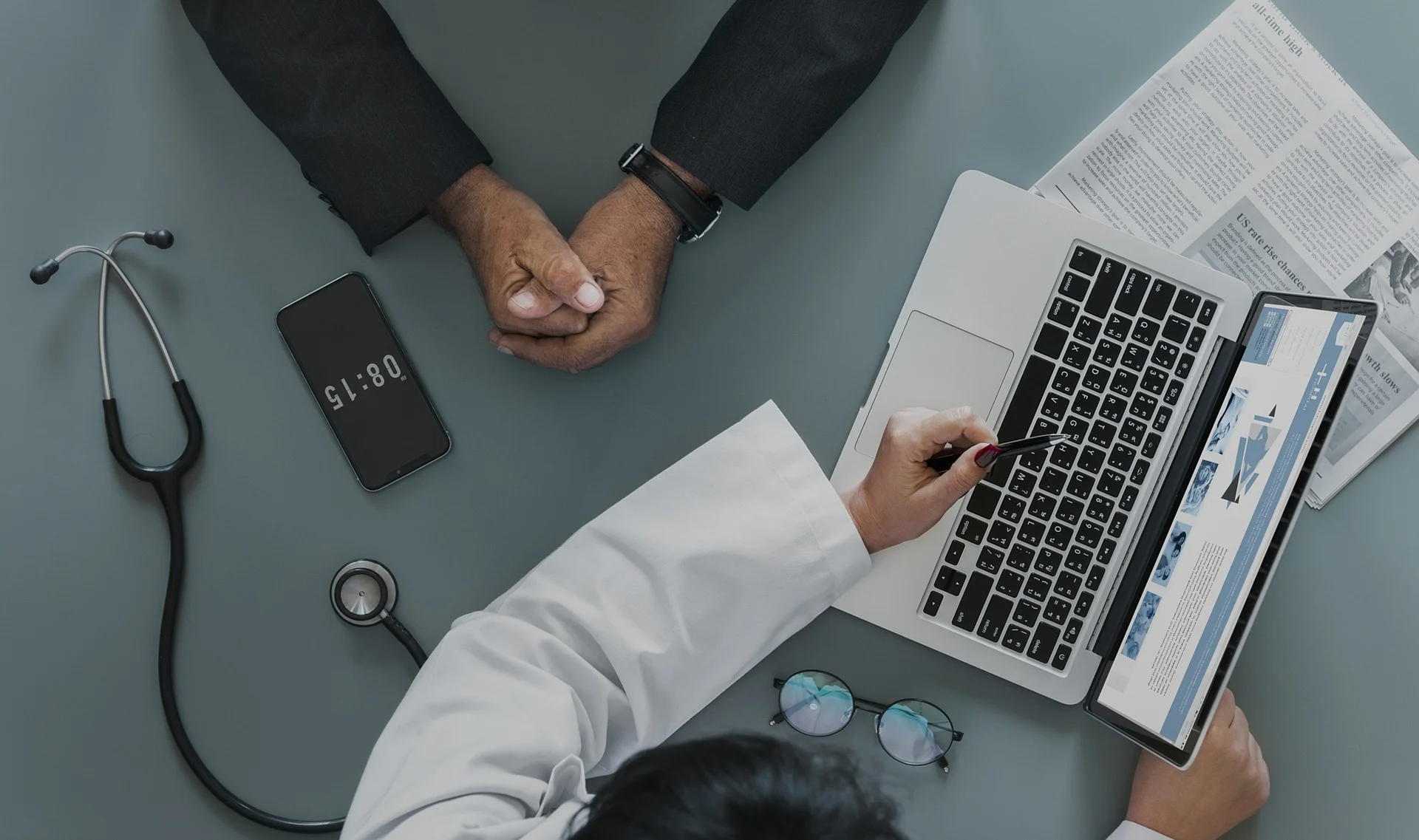 Primary care physician Tucson - doctor and patient