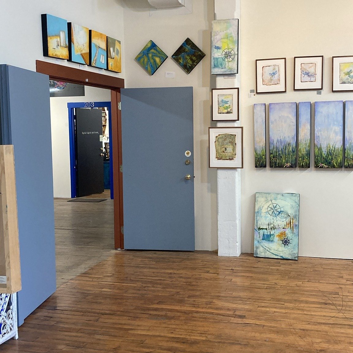 Doors will be open all weekend, so come on in during the @hotshopsartcenter open house. The studio will be open Friday evening 5-7pm, Saturday 11-7 with guest artist @darcyhornbeadwork  and Sunday noon to 4pm. Darcy will be here Saturday only, so if 