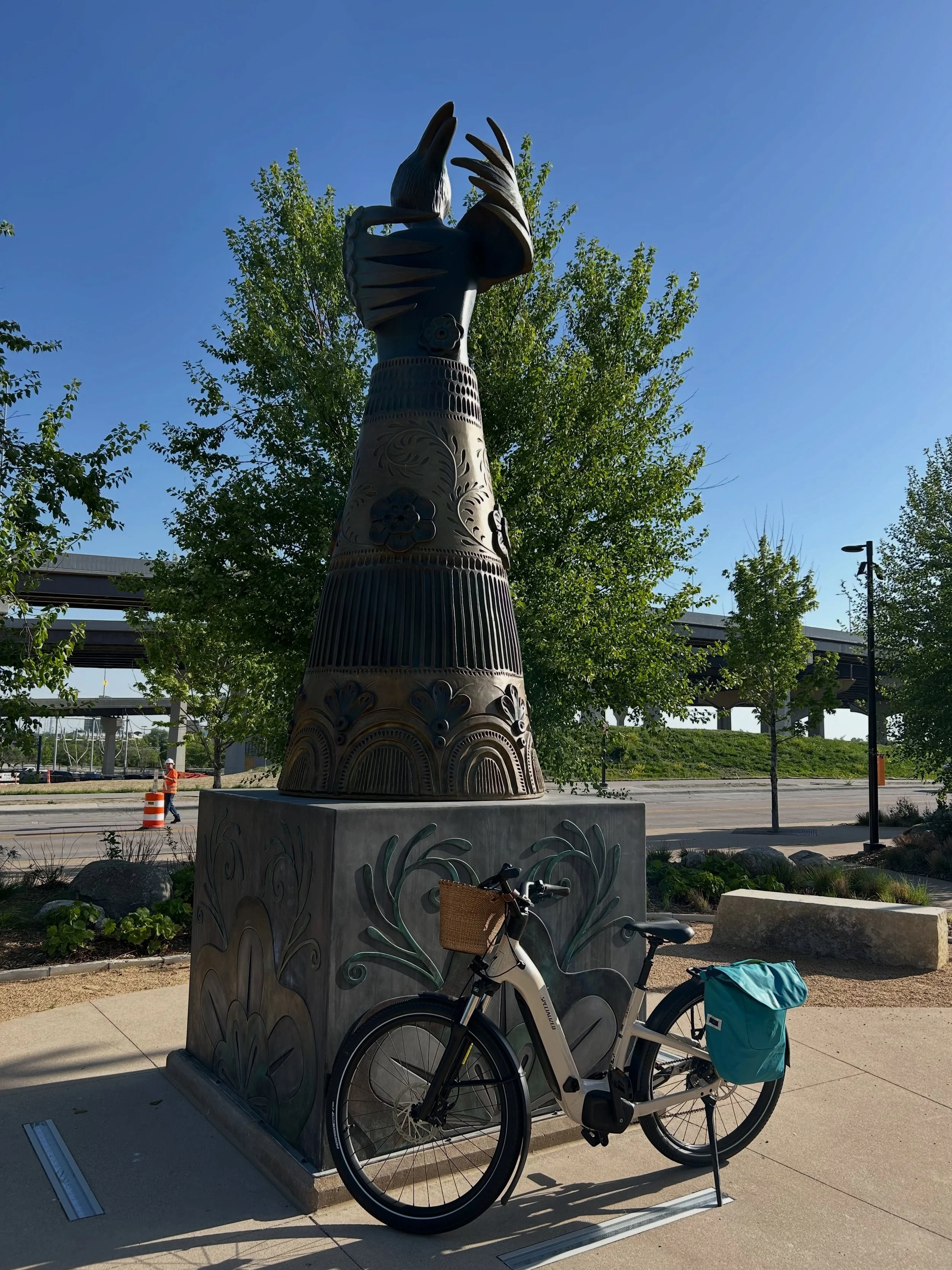 What a gorgeous morning for &ldquo;bike to work day&rdquo;. It&rsquo;s so lovely out that i pedaled extra miles through the @omaha_riverfront park on my way to the studio. Thanks @reneeledesma_art and @lala.exhibitions for the Gift Crow sculpture. 

