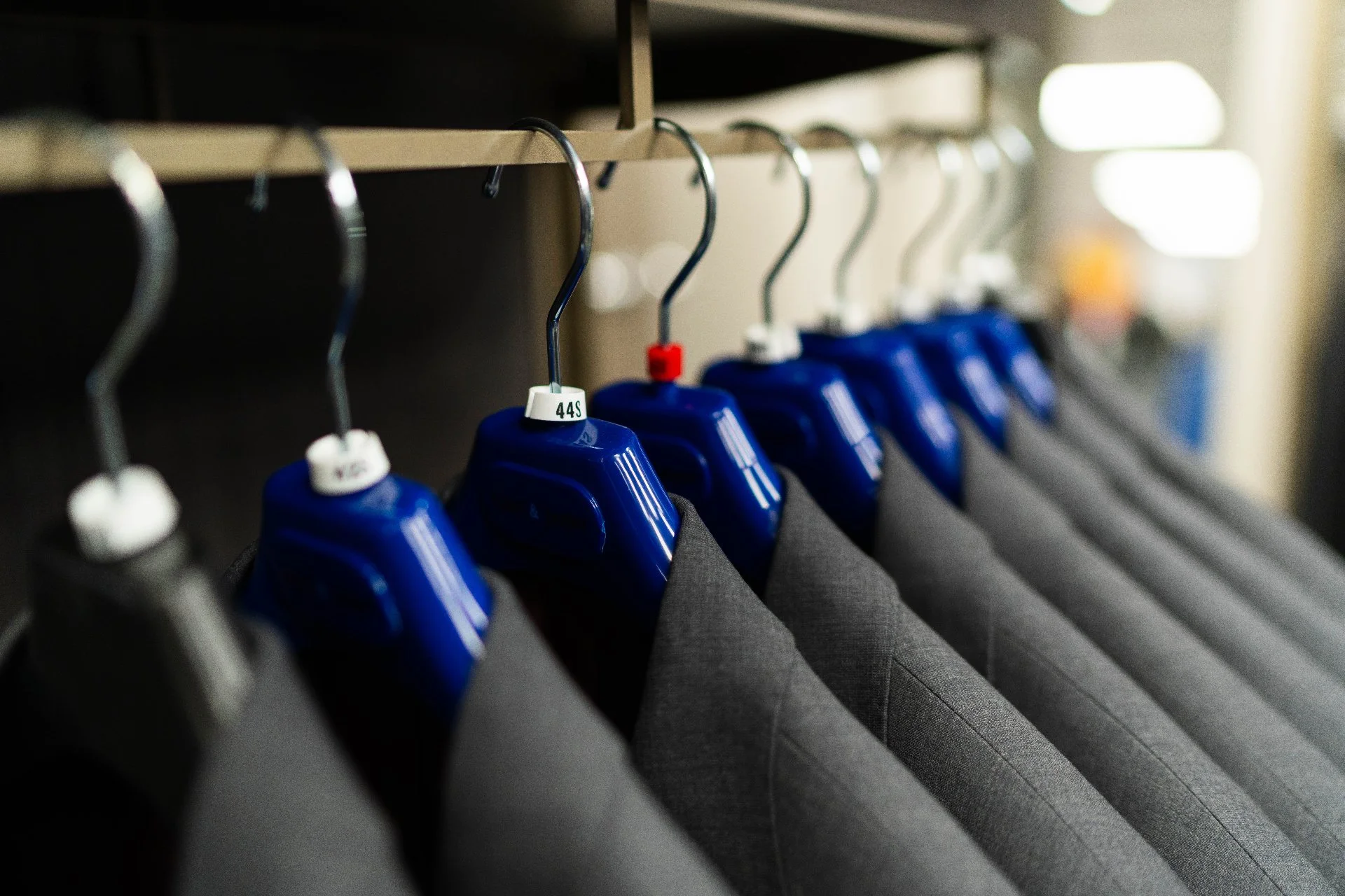 store-suits-rack-yPs58-h2.jpg