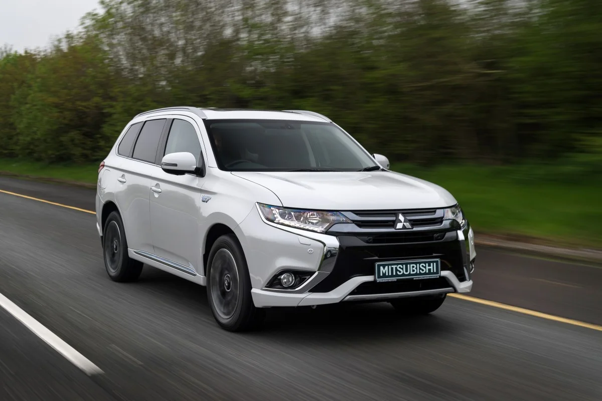 Model-mitsubishi-outlander-phev-white-2016-005-e1479300889503.jpg