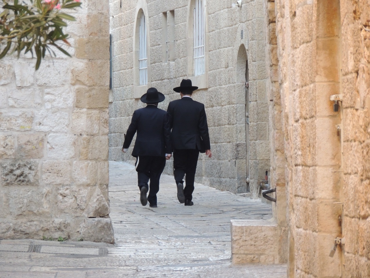 walking_men.jpg