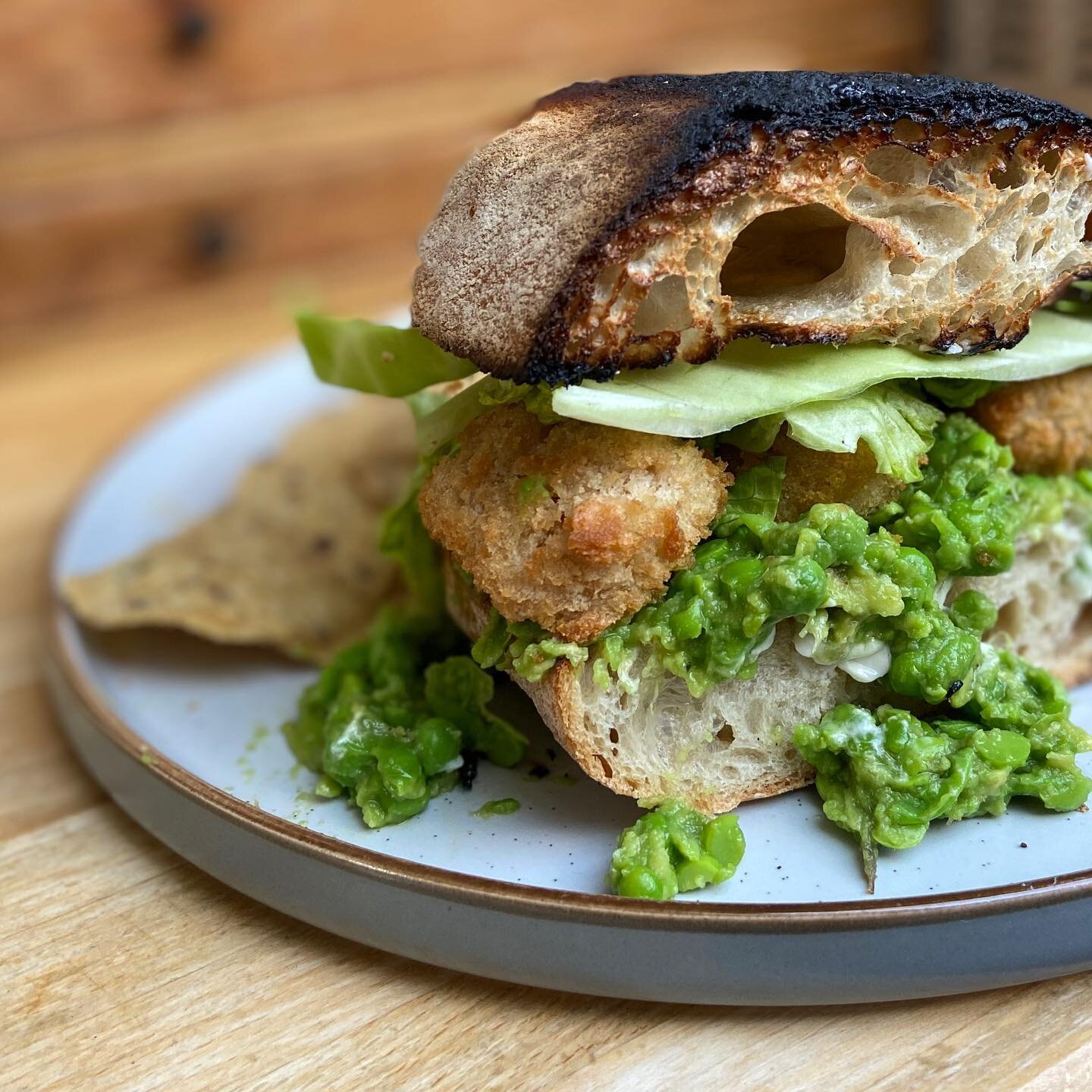 I&rsquo;m fully embracing English peas while in England 

Fishless Sandwich:
- @quorn_uk breaded scampi
- homemade tarter sauce
- lettuce
- shredded cabbage
- pea and avocado mash
- @theflourpotbakerybrighton ciabatta