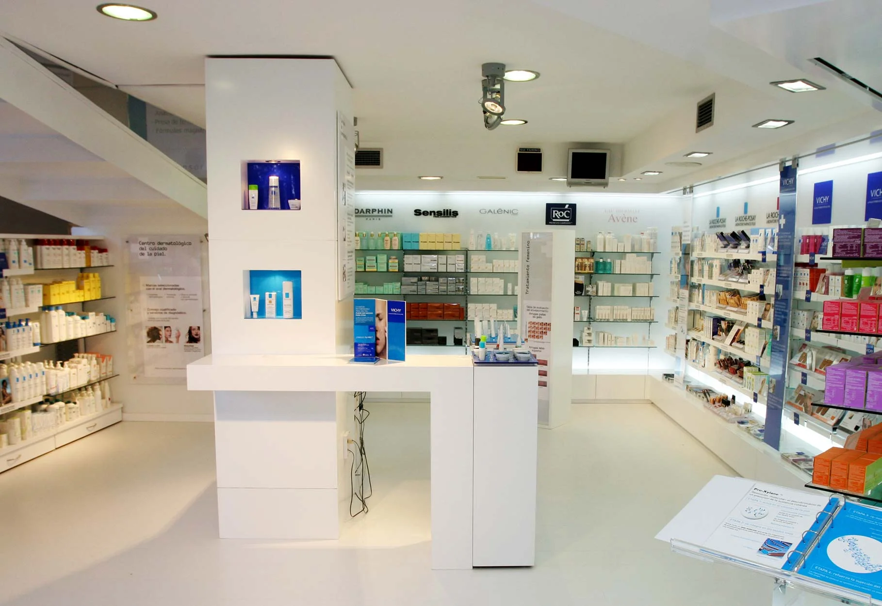 Interiorismo y diseño de retail farmacéutico para Farmacia Torreblanca en Barcelona, un proyecto de arquitectura comercial de la sección Comercio & Hostelería de Campos & Pradel.